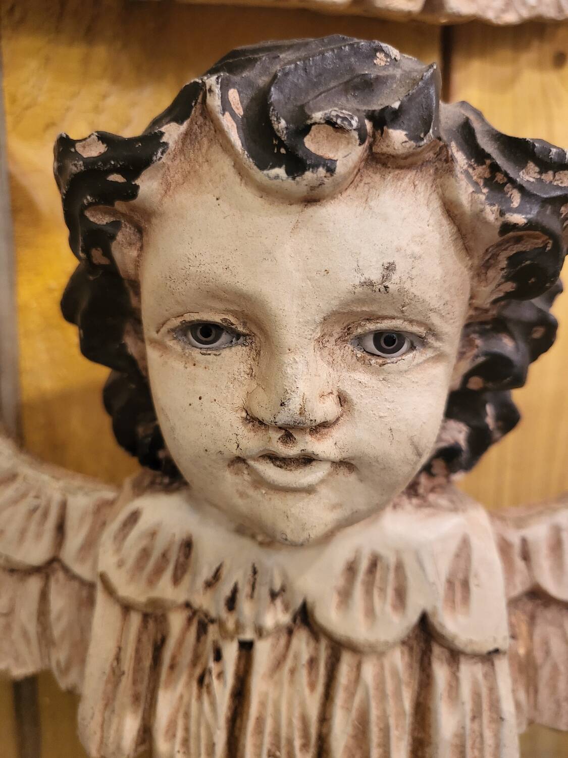 Paire d'anges en bois polychrome