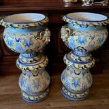 Nevers Montagnon: pair of columns with their basins decorated in the antique style.