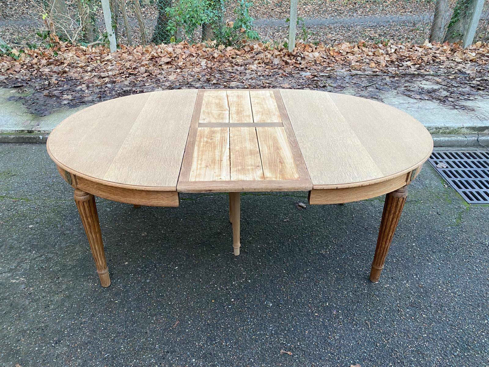 Renovated round Art Deco dining table in solid oak, 1950, 230cm extendable.
