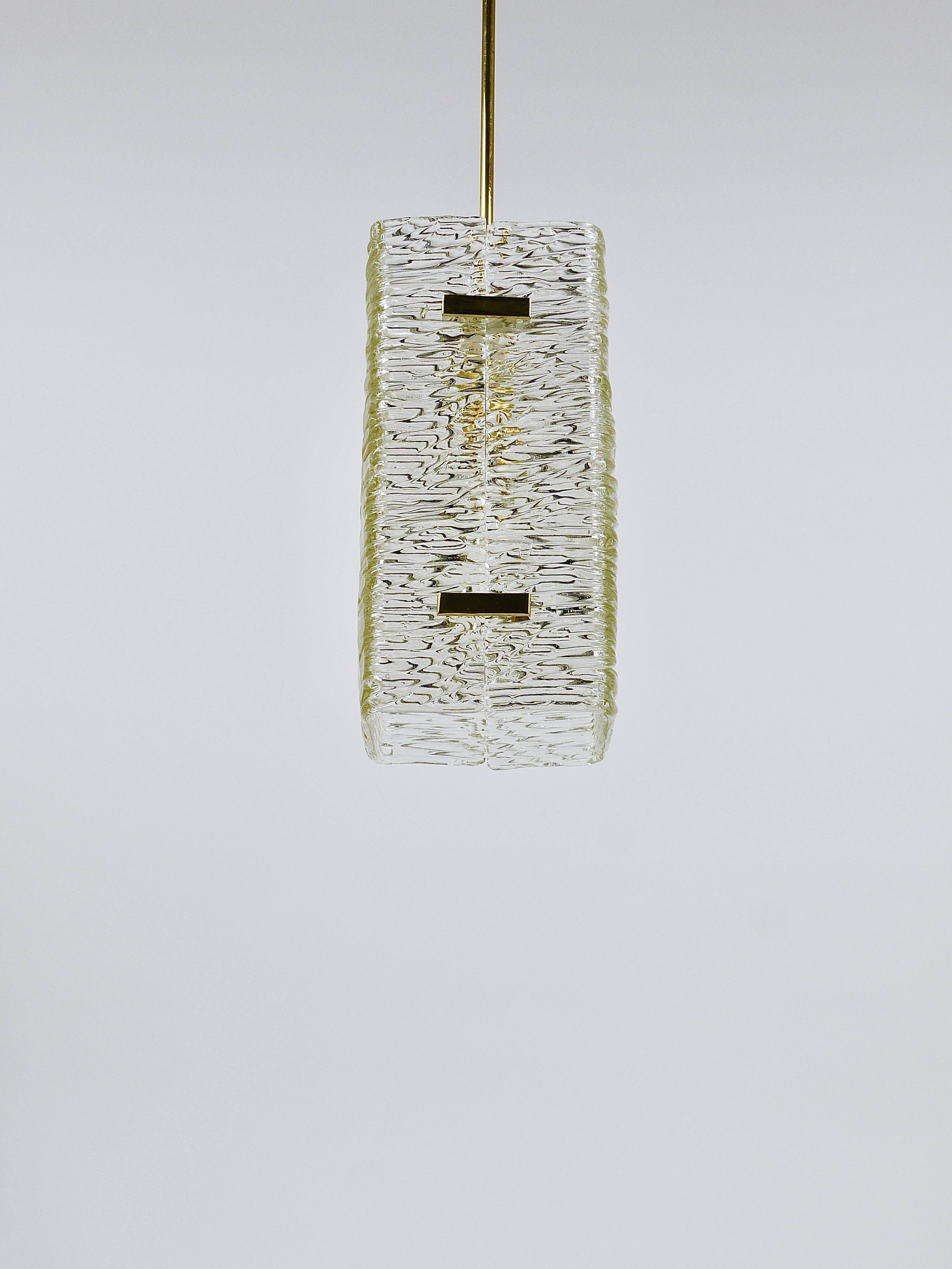 J.T. Kalmar Lustre Rectangulaire en Verre Texturé et Laiton, Suspension, Années 1950
