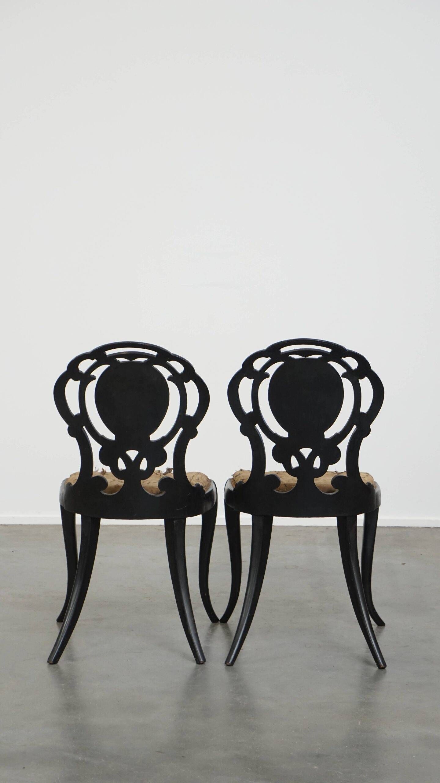 Ensemble antique de 2 chaises en nacre fabriquées en papier mâché.