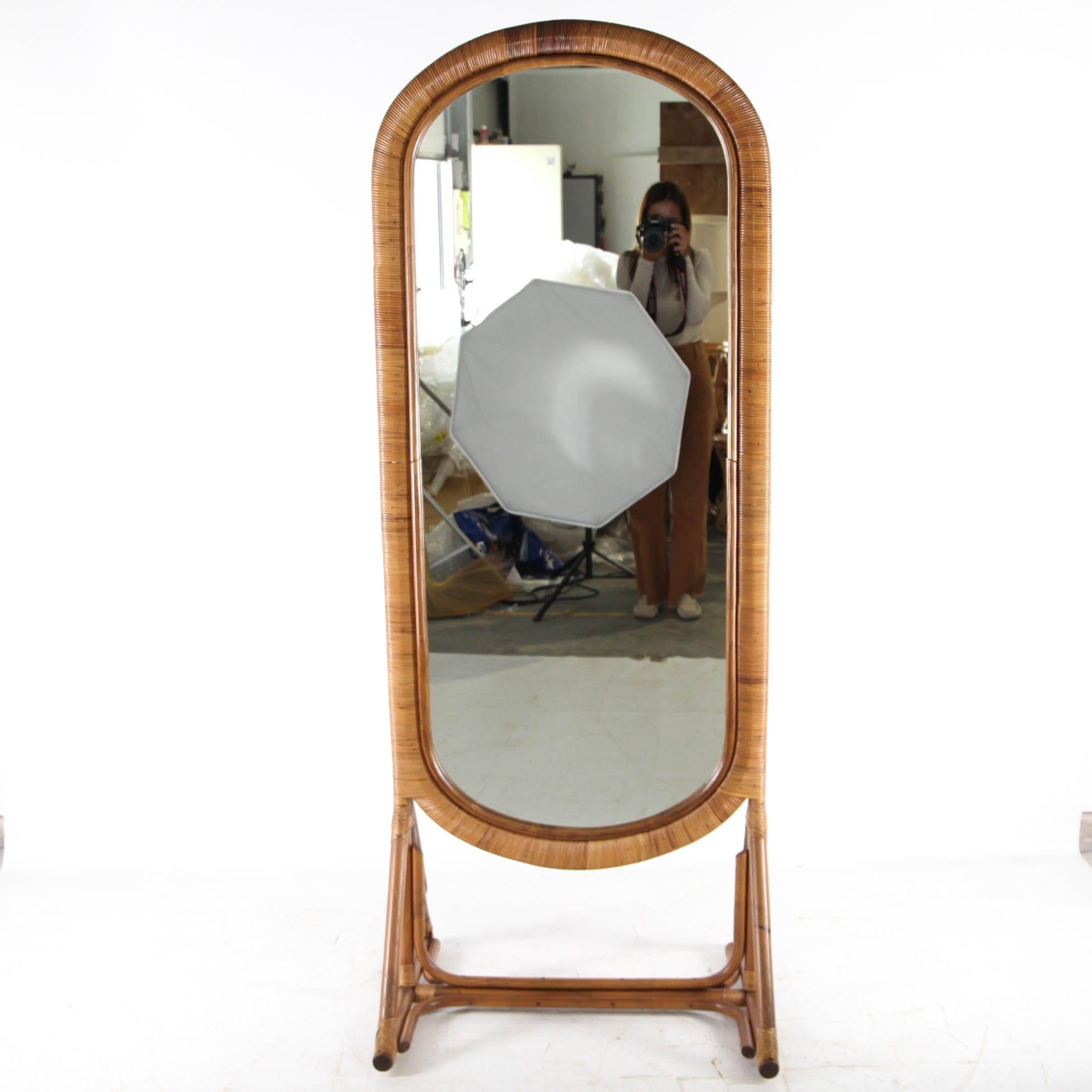 Grand miroir sur pied en rotin