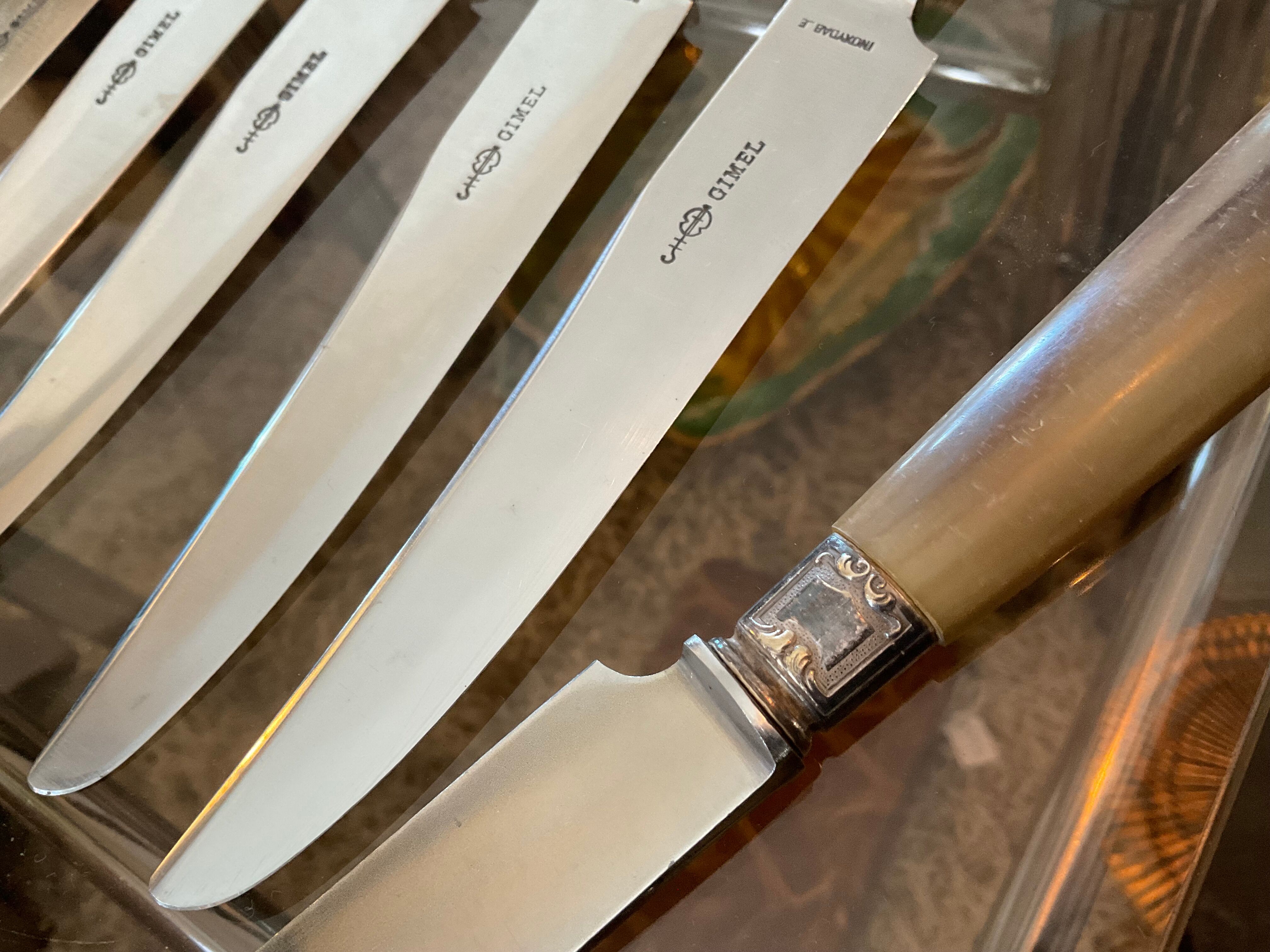 12 table knives. Horn handle
