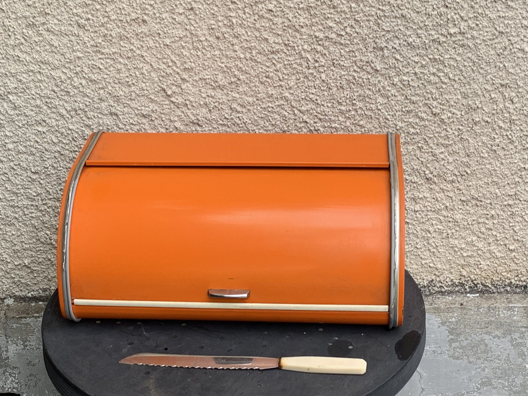 Bread box orange metal and its vintage knife 1970