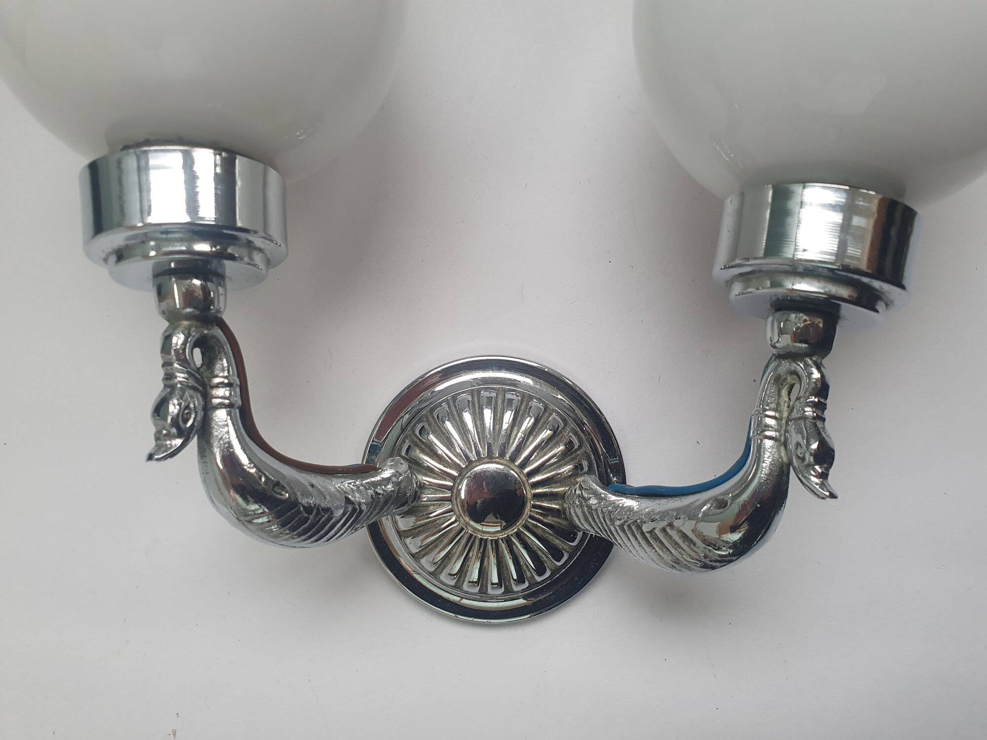 Applique zoomorphe ancienne en laiton argenté et globes opalins