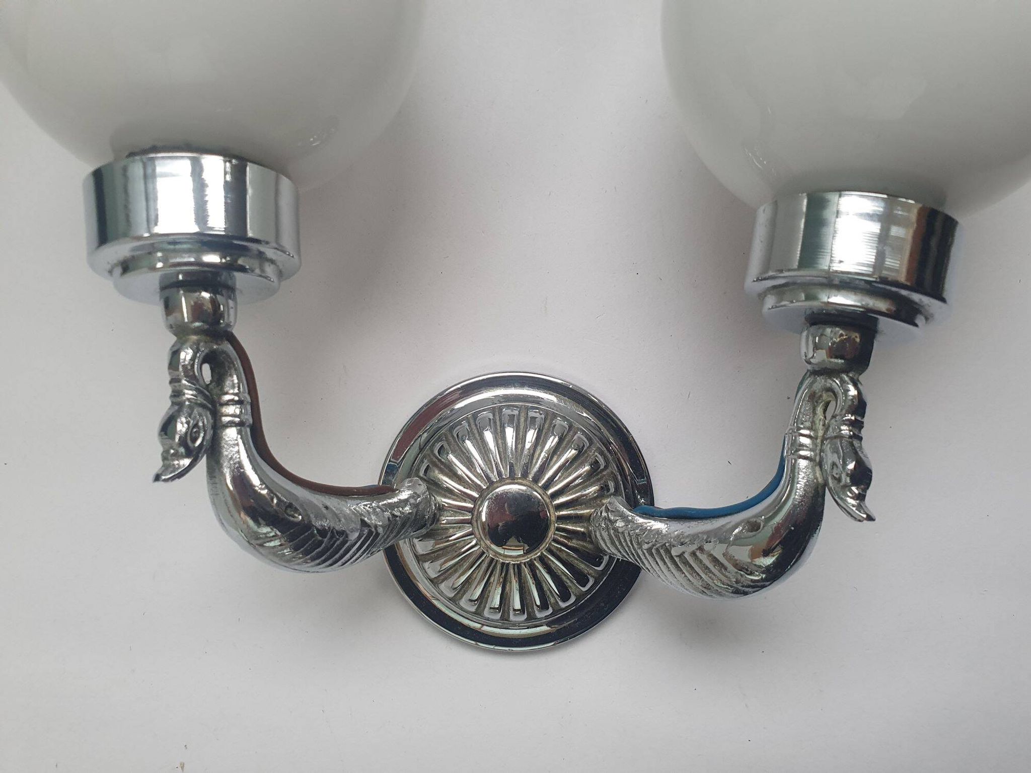 Applique zoomorphe ancienne en laiton argenté et globes opalins