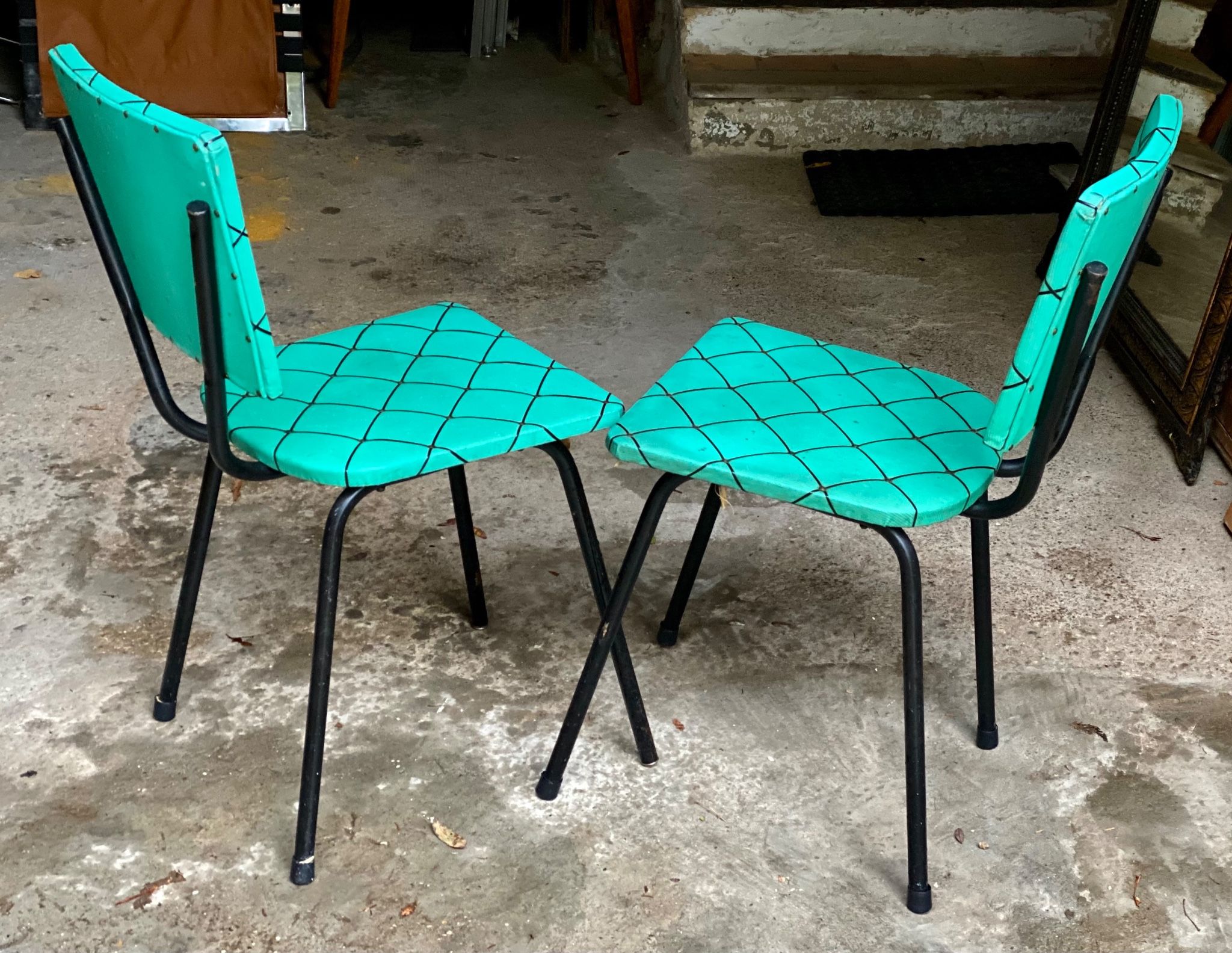 Paire de chaises métal et vinyle vert vintage 1950