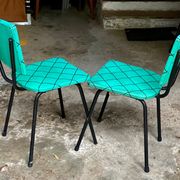 Paire de chaises métal et vinyle vert vintage 1950