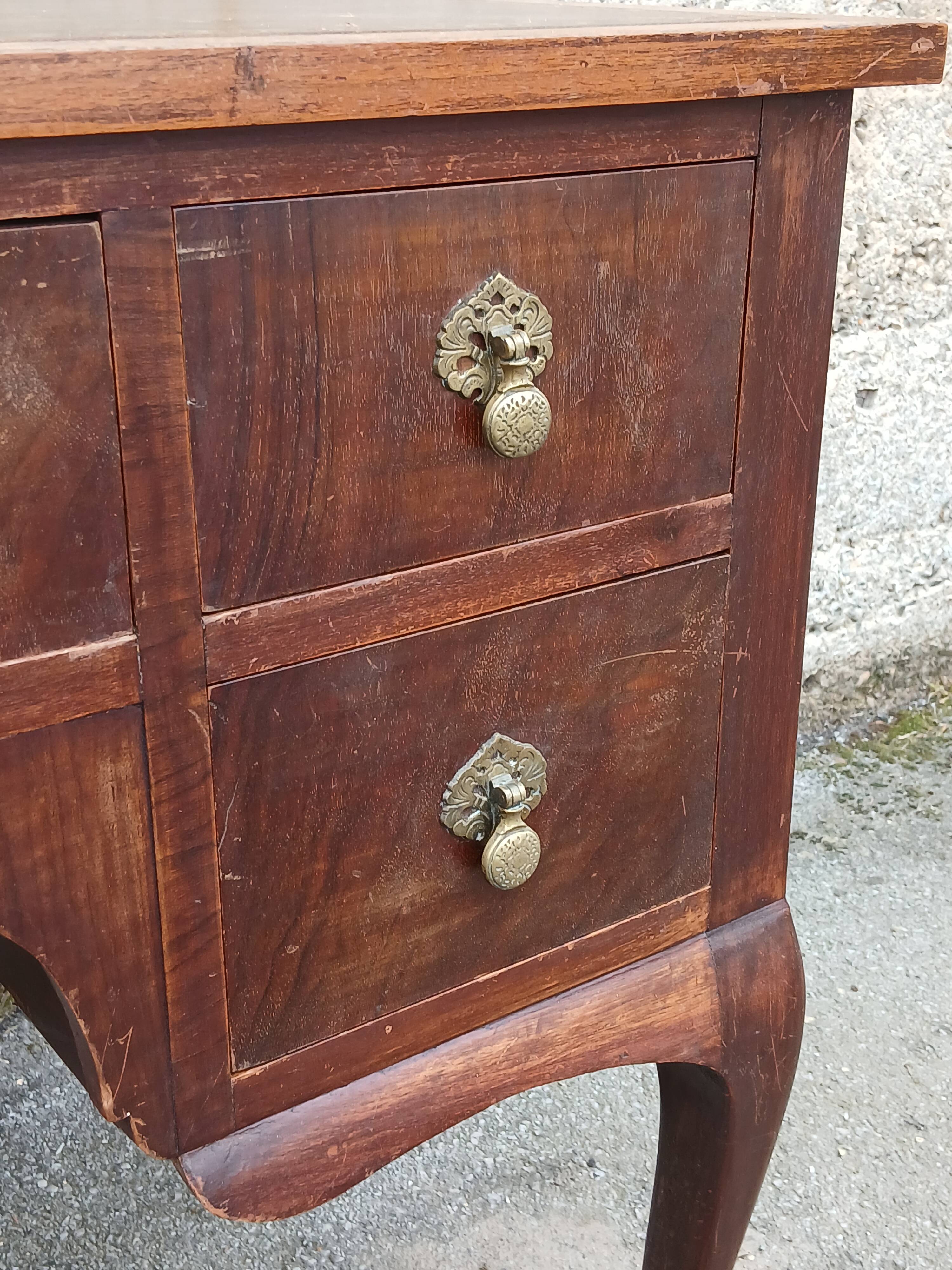 Chippendale-style desk in mahogany veneer.