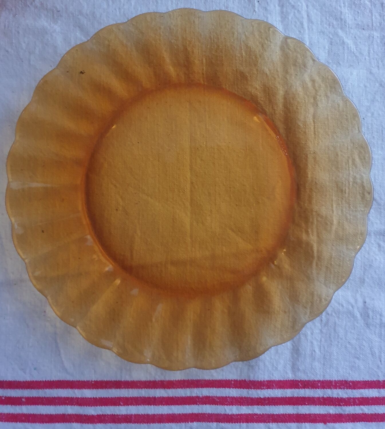 Suite de 10 assiettes marguerites et deux plats Duralex