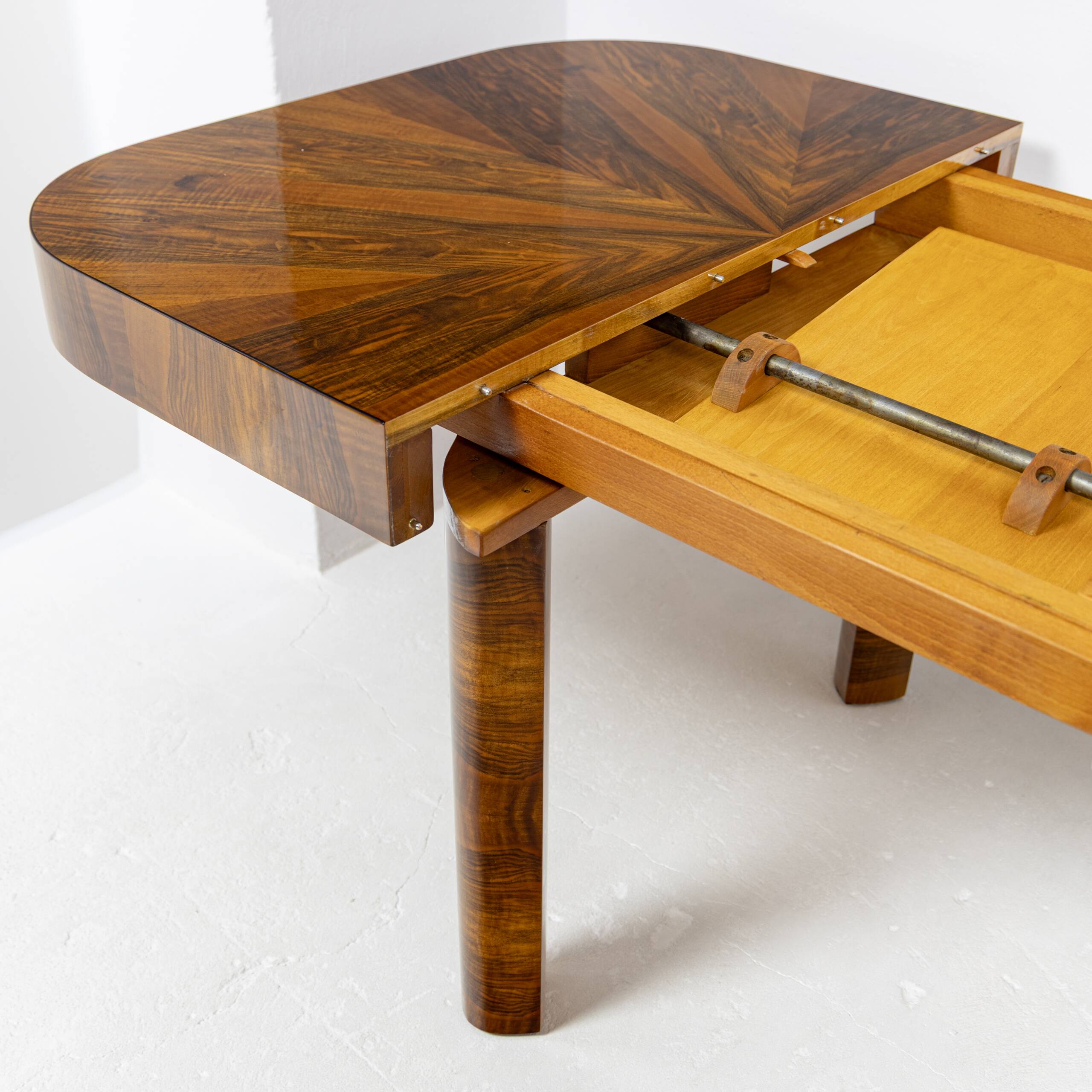 Table extensible Art Déco moderniste en noyer 1930–1944