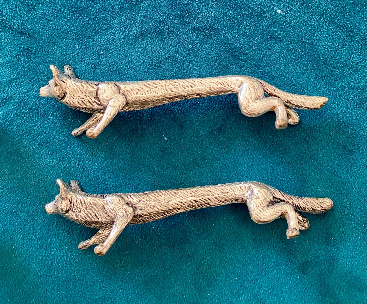 10 animal-shaped knife holders in silver-colored metal