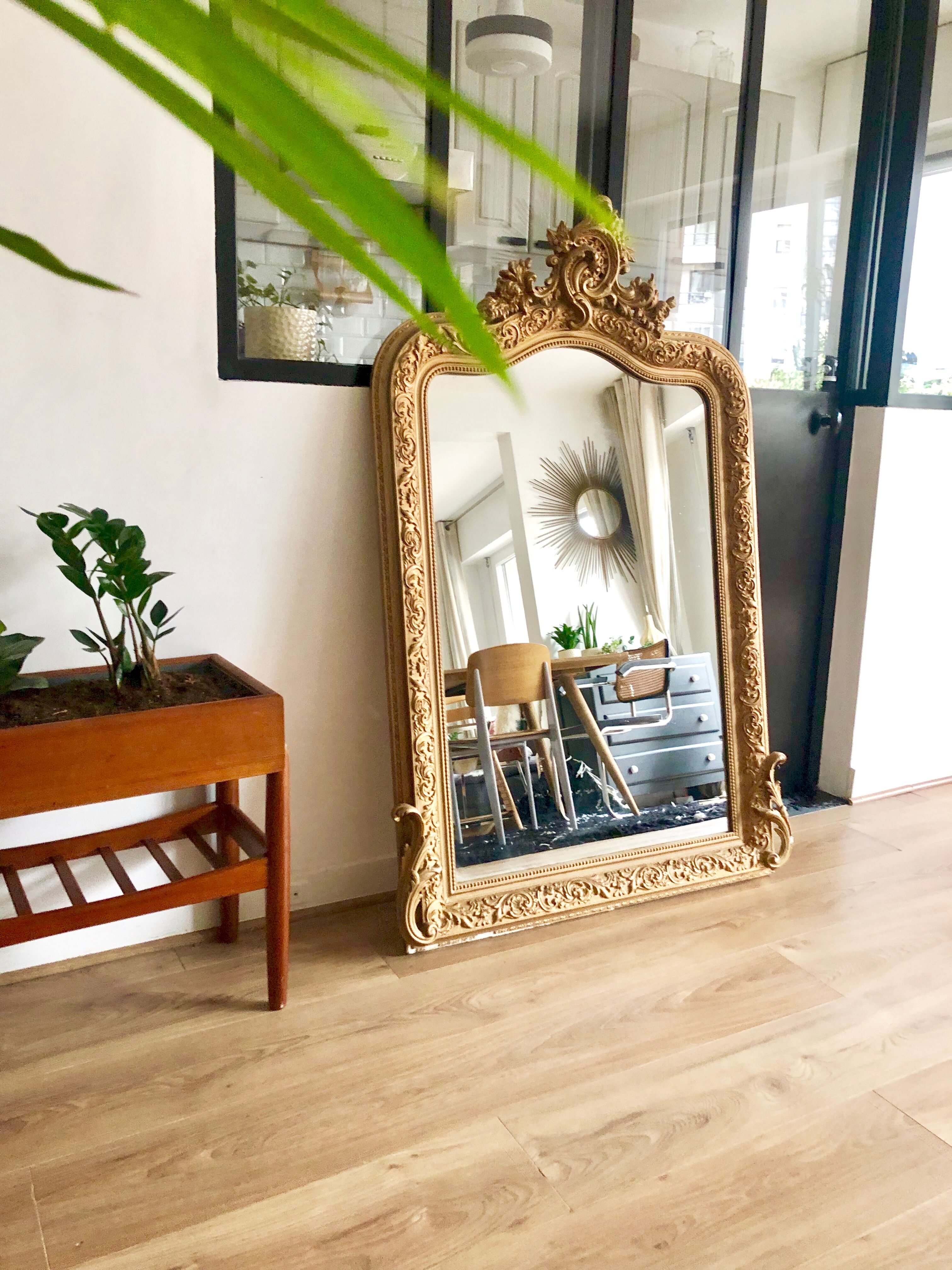 Gilded mirror with pediment XIXth century, 86x136