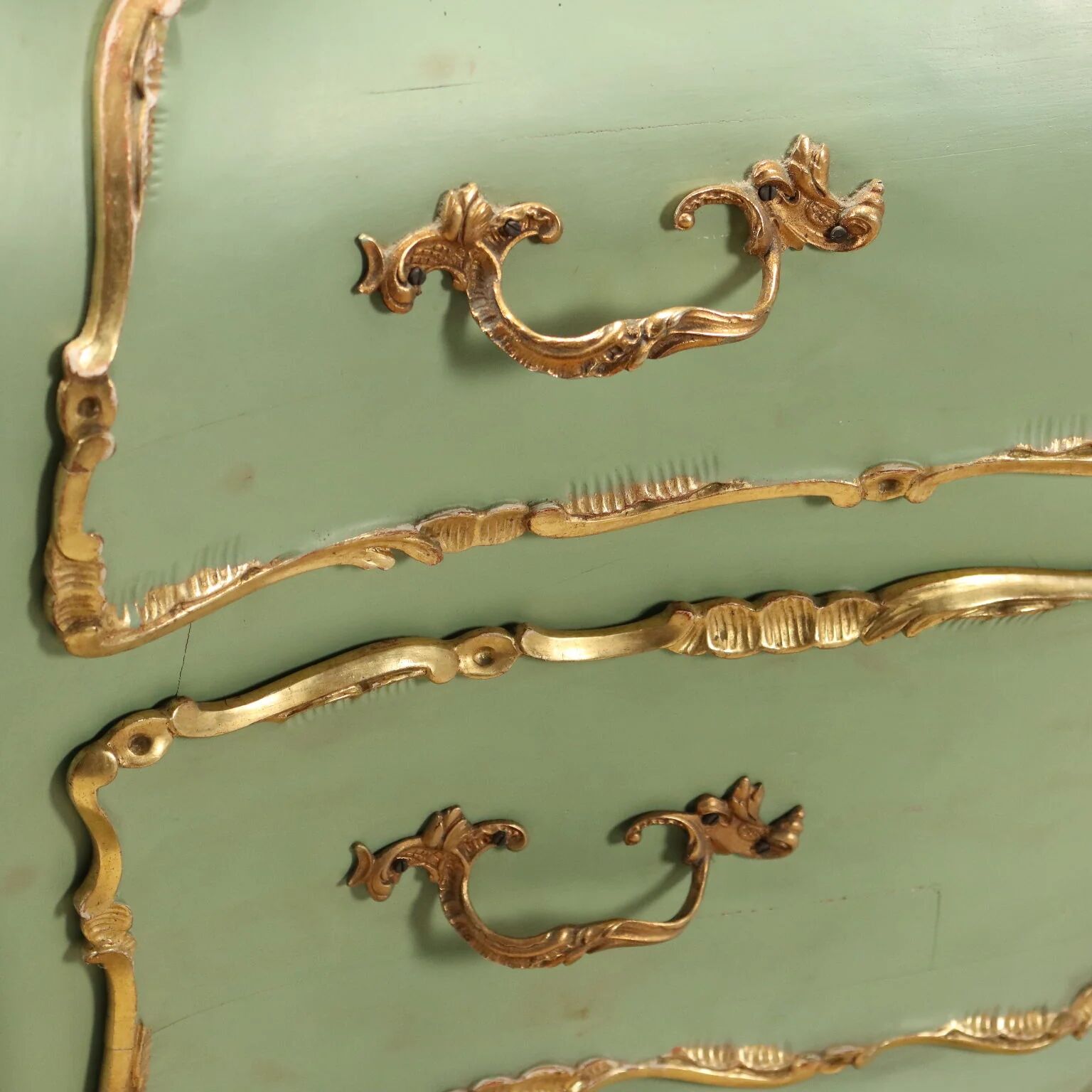 Commode ancienne style baroque en bois laqué XXe siècle