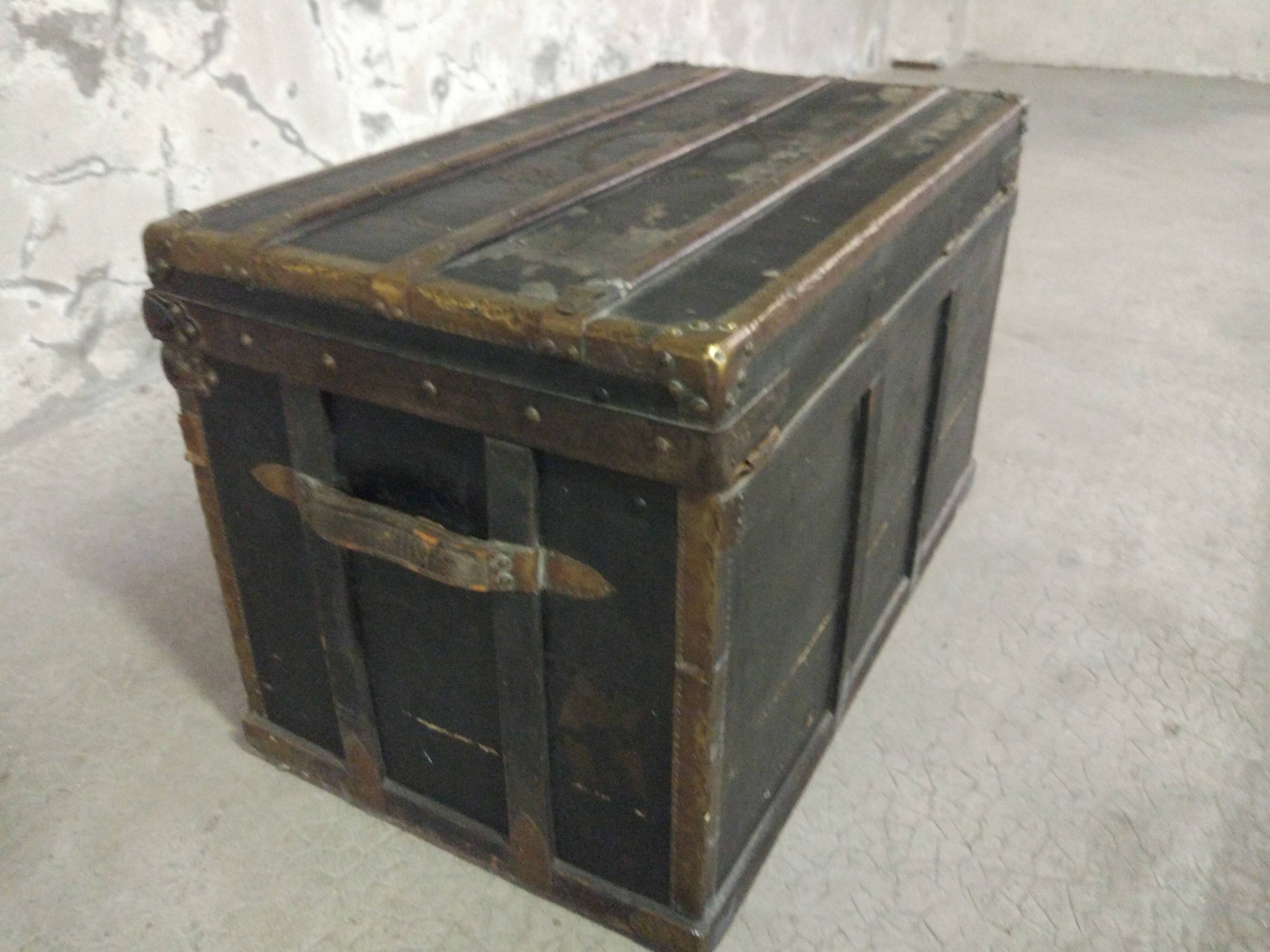 Trunk wood ancient black copper fitting