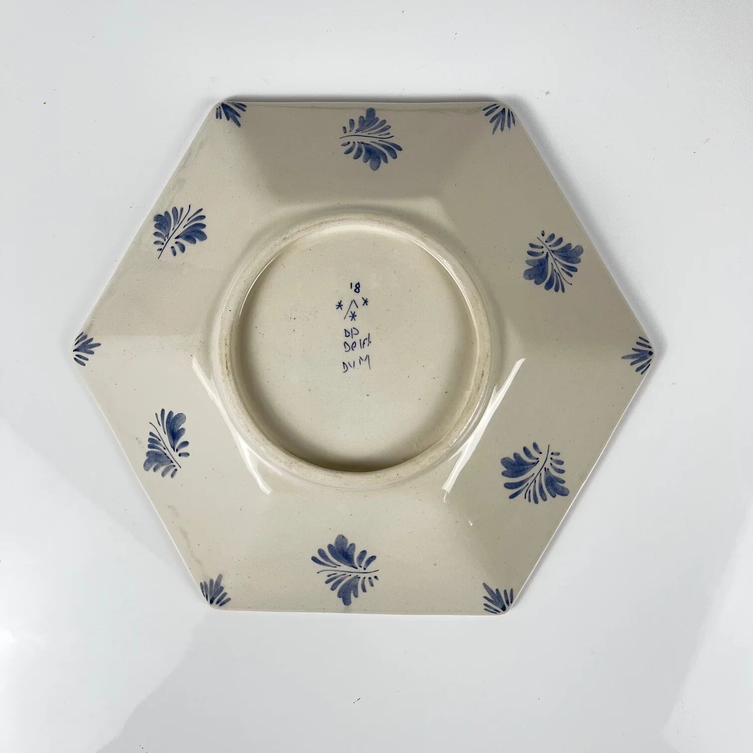 Shallow dish in Delft pottery – Royal Delft - First half of the 20th century