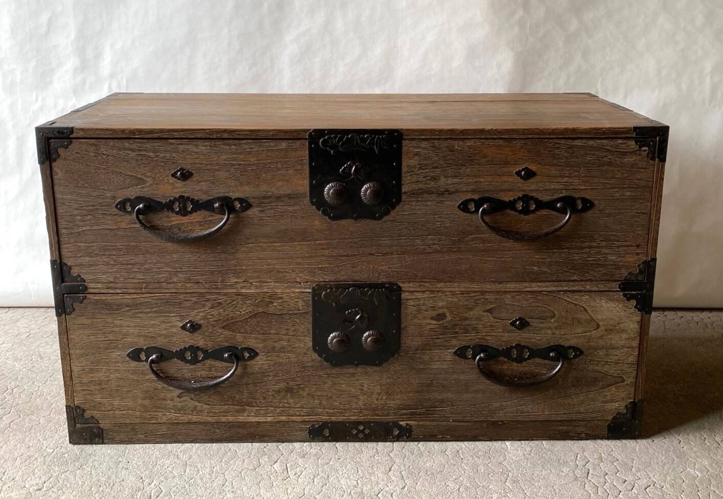 Japanese chest of drawers (tansu)