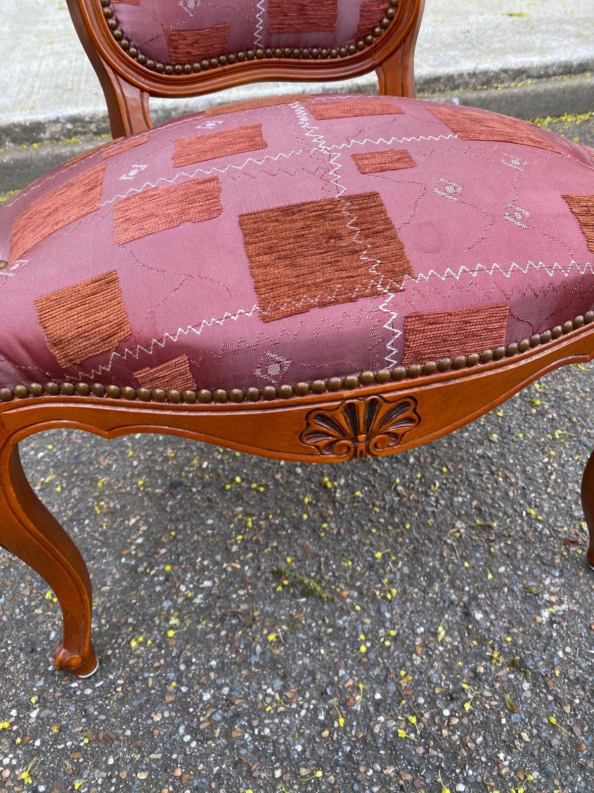 Bergère cabriolet armchair Louis XV in embroidered burgundy silk fabric.