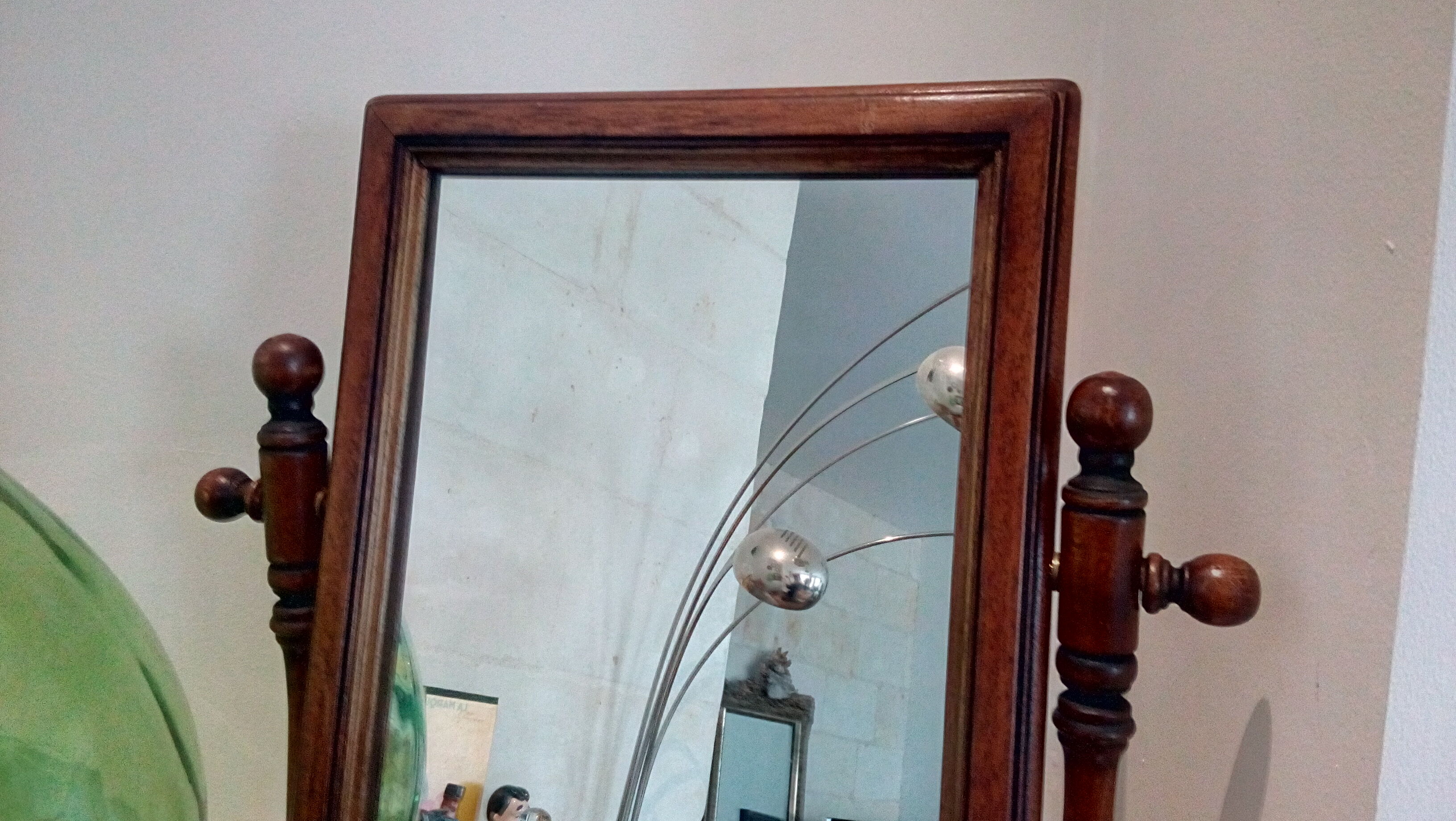 Reclining wood mirror to be laid