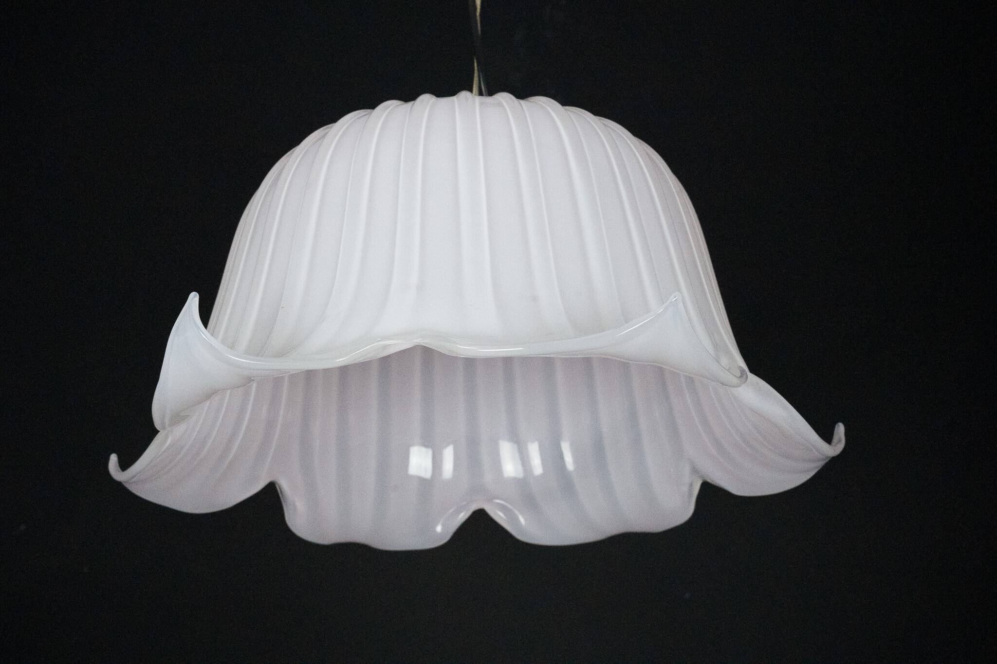 Large vintage flower-shaped chandelier in pink Murano glass, Italy 1980s.