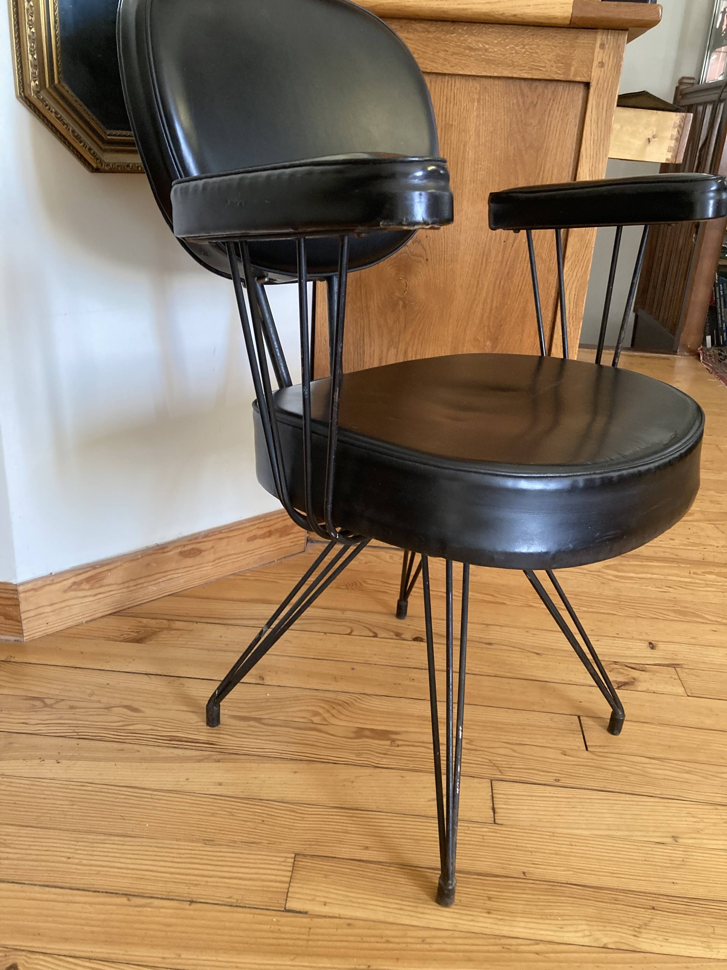 Very beautiful 1920s hairdresser's chair in excellent condition.