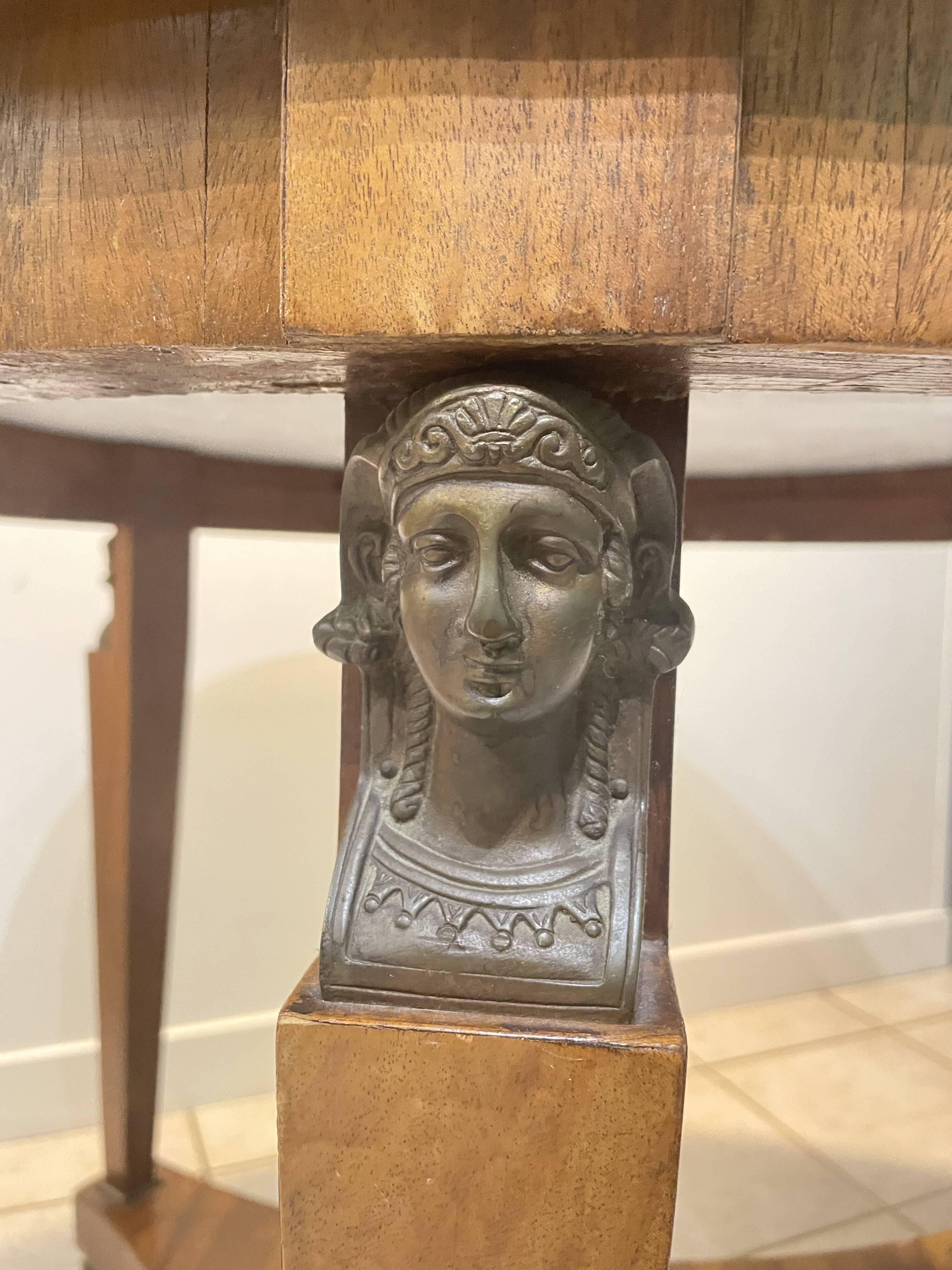 Table  ronde en marbre gris veiné