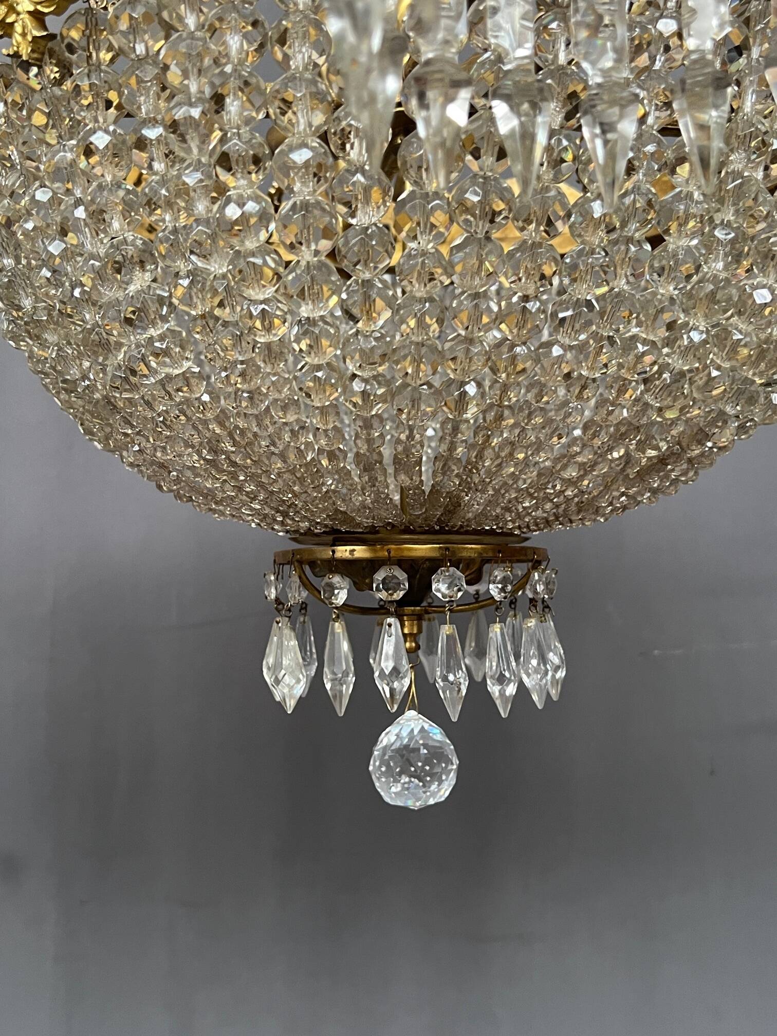 Large 155 cm crystal chandelier in Rococo style with 8 light arms.