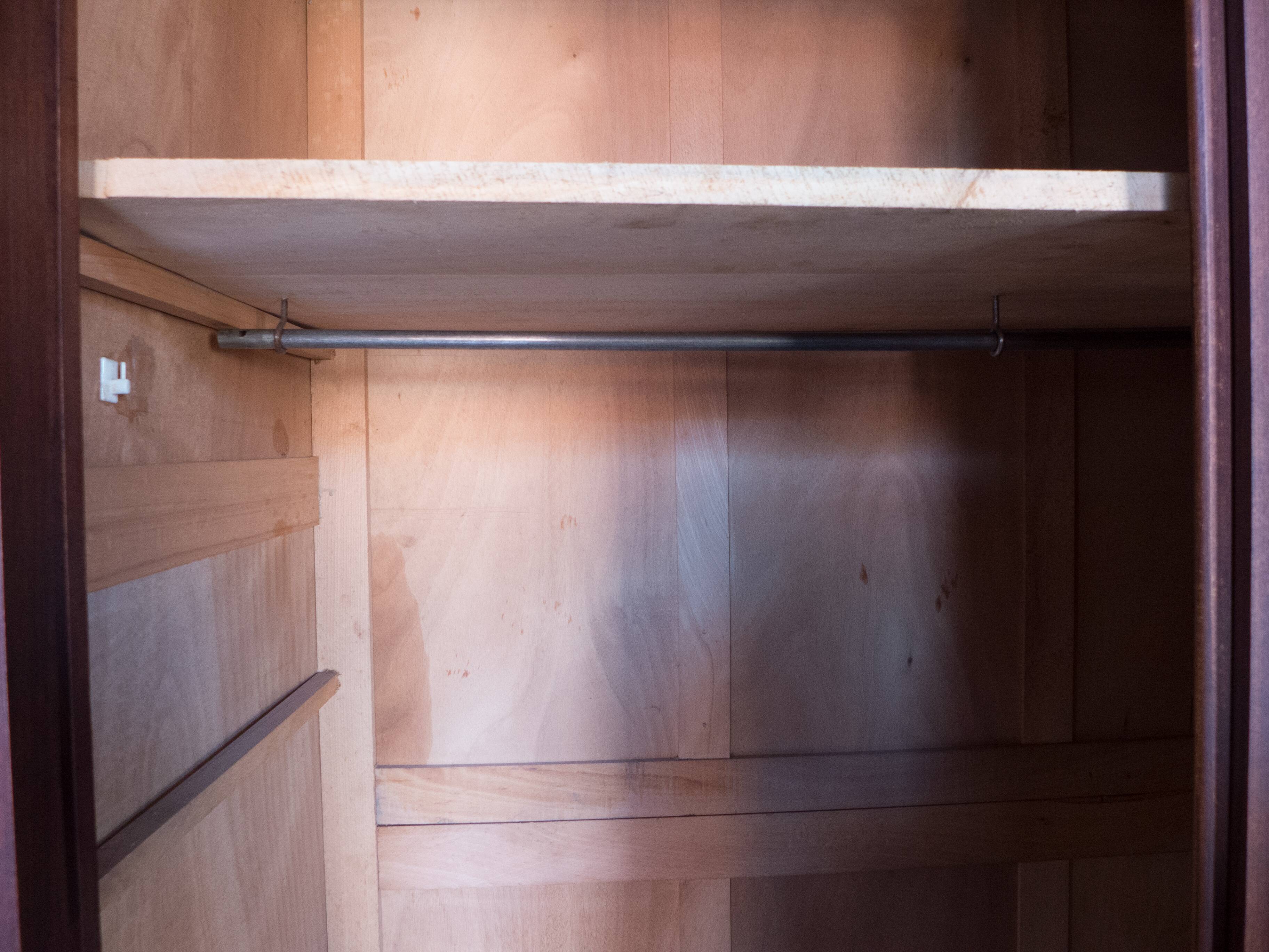 Armoire bois portes coulissantes, armoire bois, meuble de rangement vintage