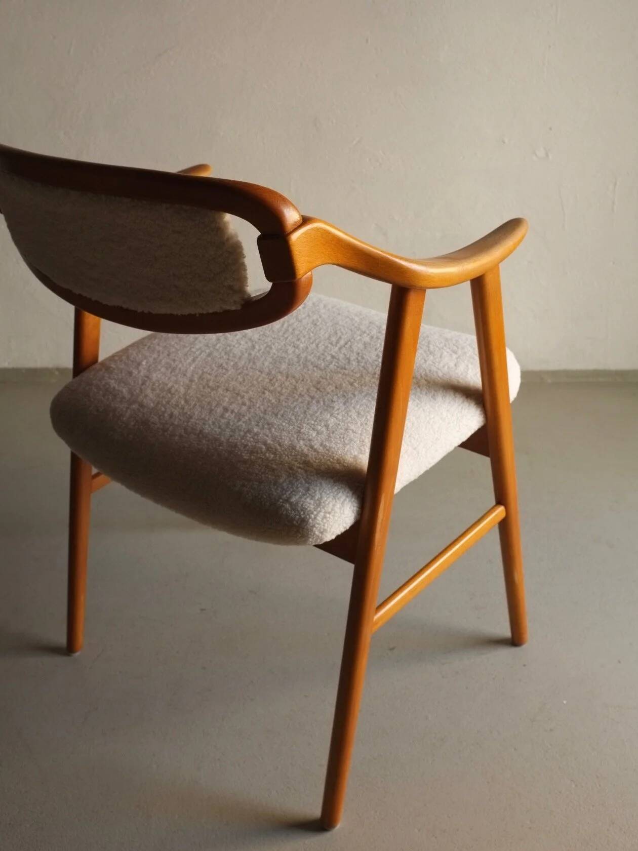 Fauteuil scandinave en fausse fourrure de mouton retournée | Années 1960