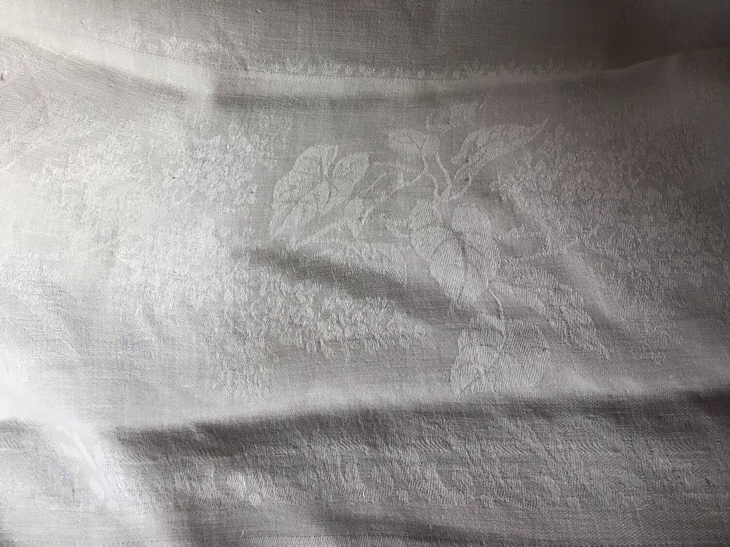 Nappe vintage blanche aux lilas, monogrammée  GSS