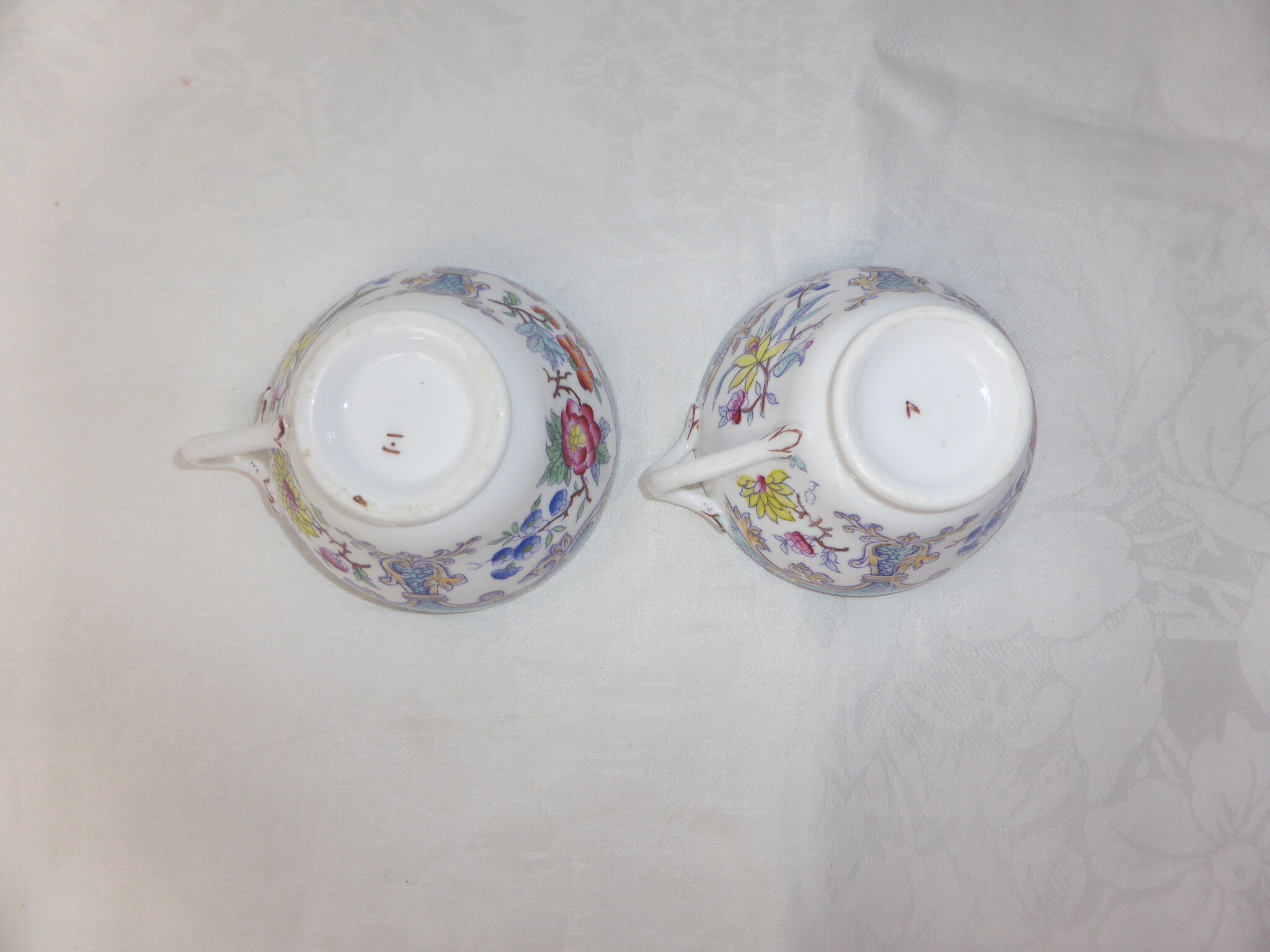 Paire de tasses à café en porcelaine de Rörstrand à décor floral japonisant