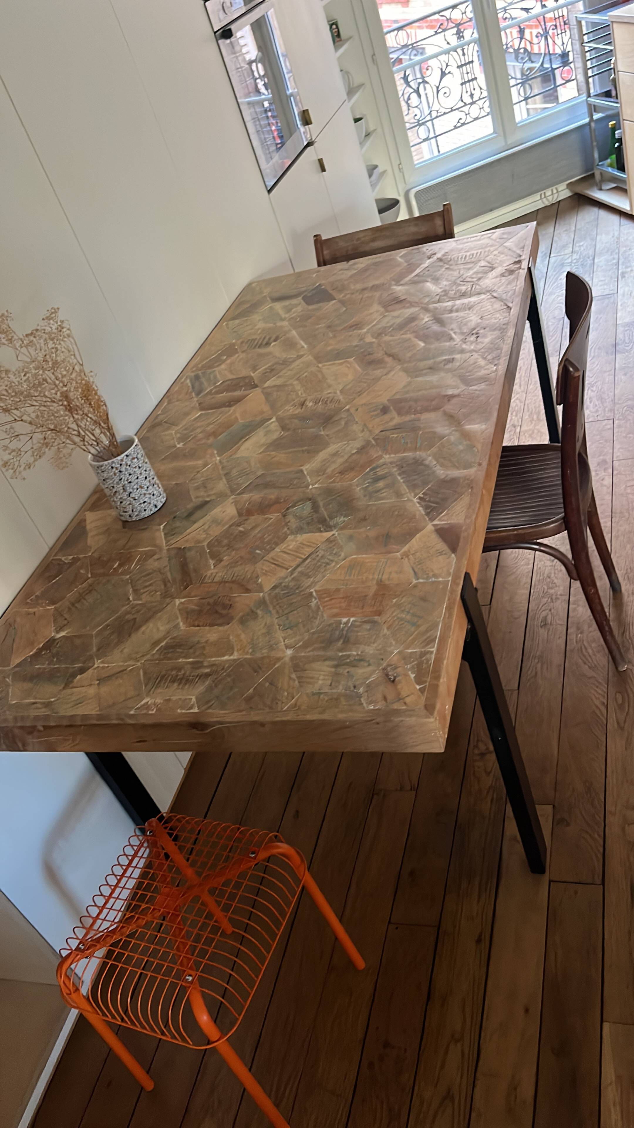 Tortuga table design 180 x 90 cm, made of mango wood and steel.
