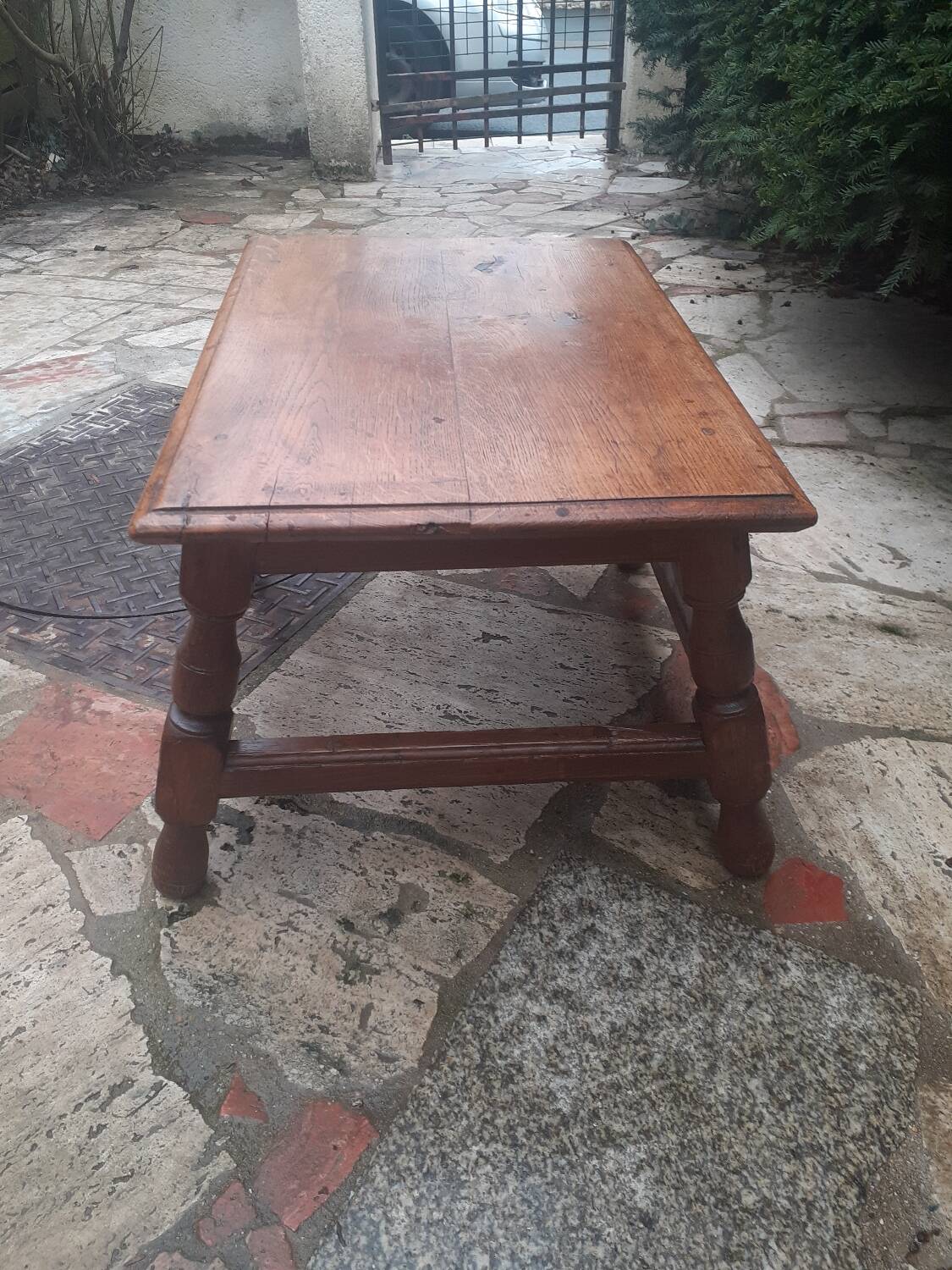 Low table with 2 small stools
