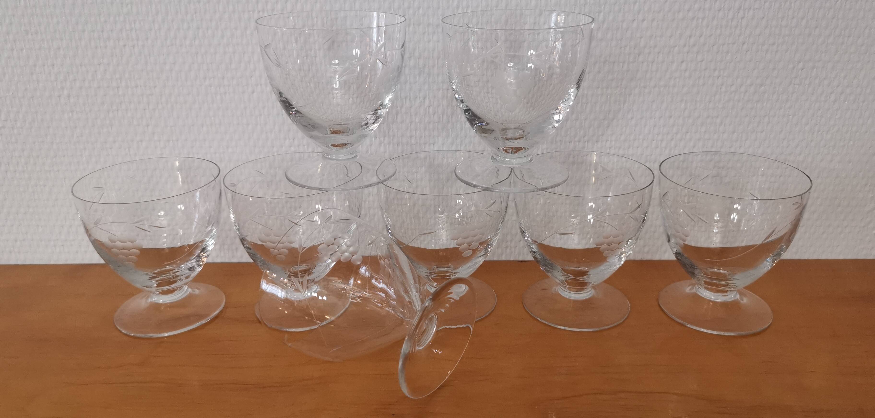 Set de 8 anciens verres sur pied décor ciselé