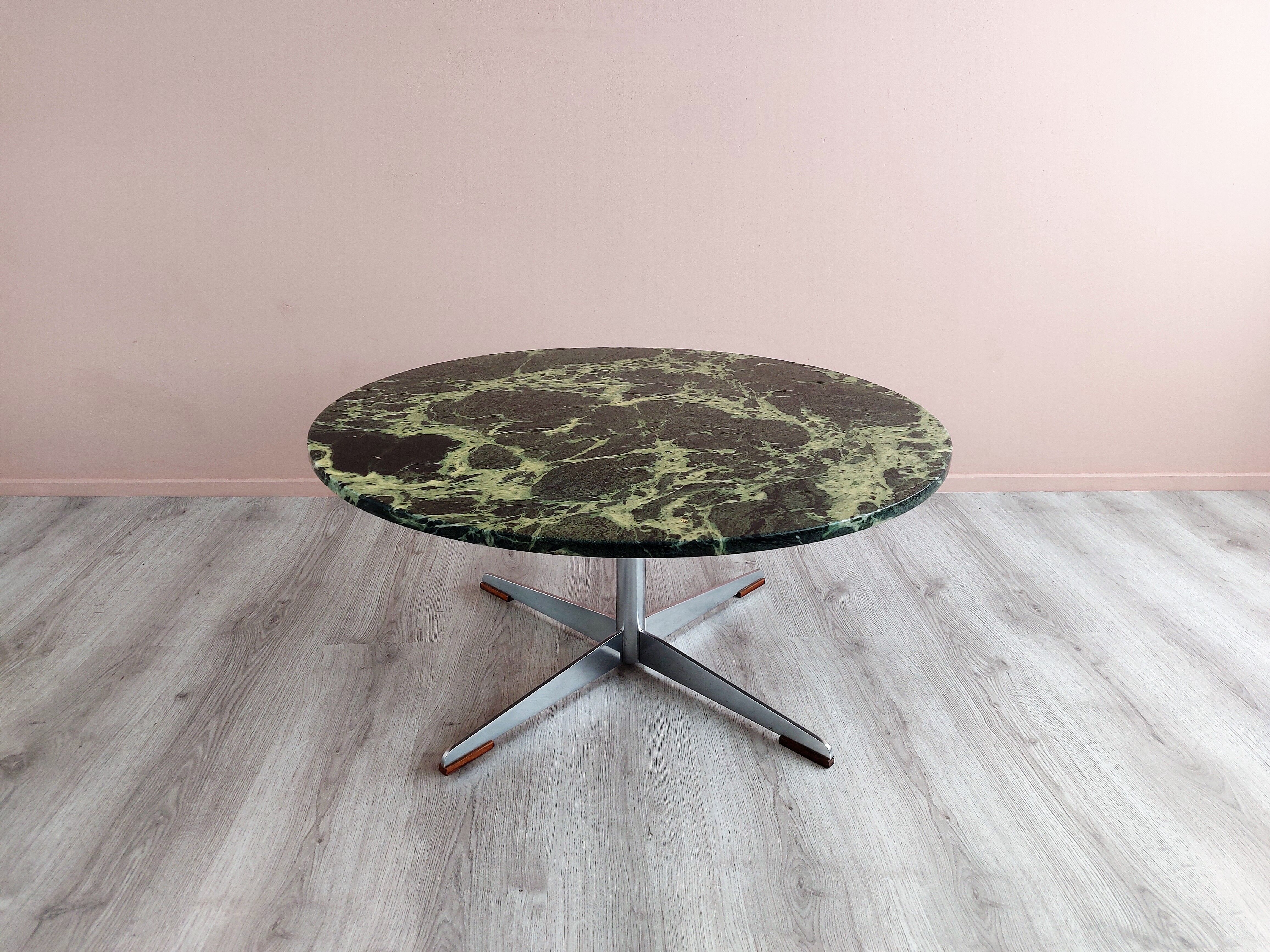Table basse en marbre vert, années 1960.