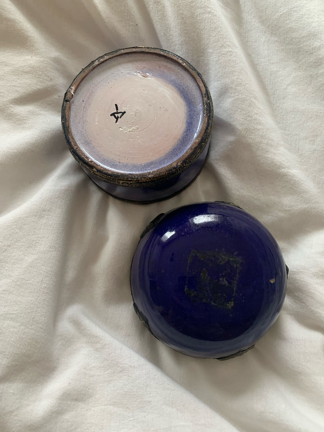 Ceramic pot and bronze blue flower old