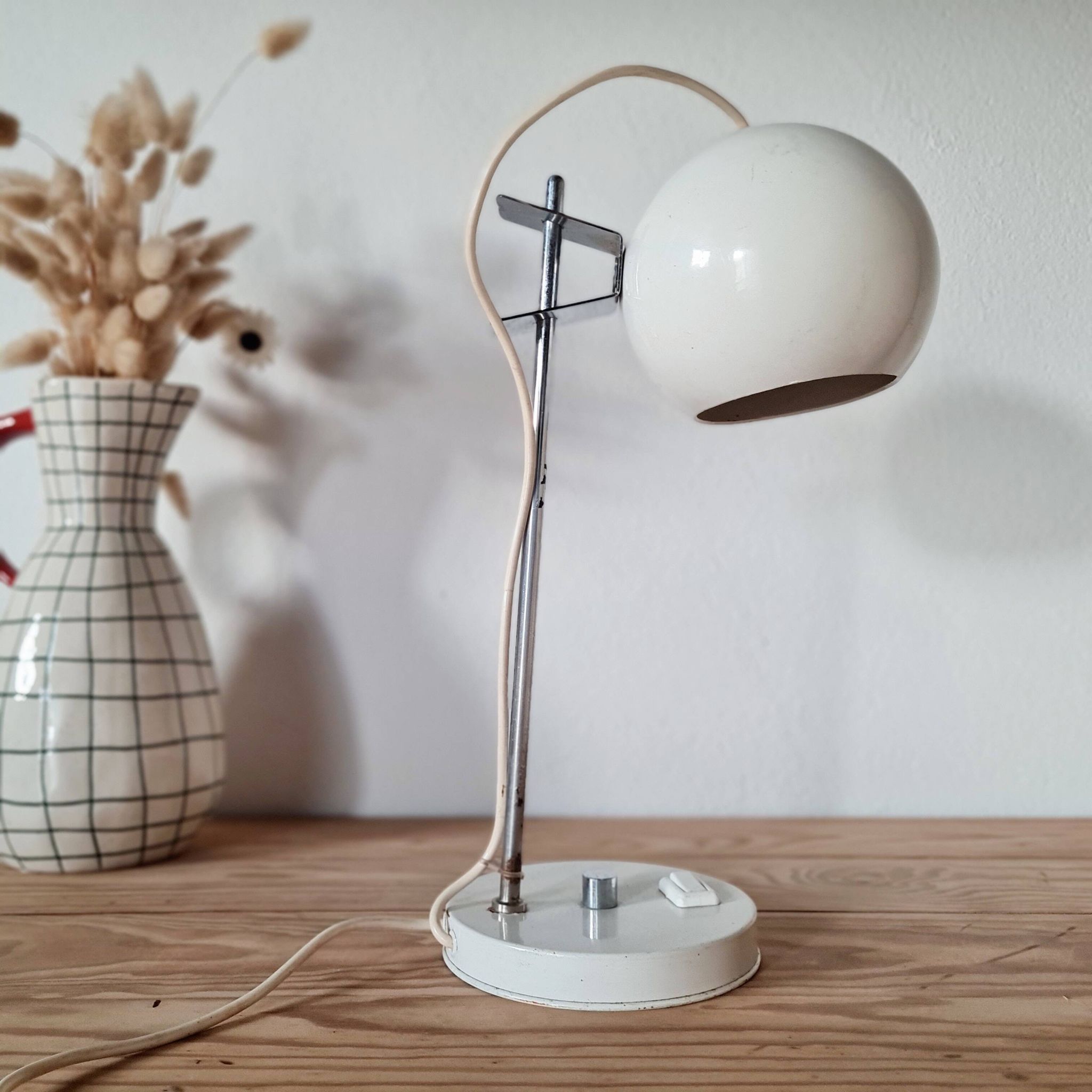 Small vintage Space Age desk lamp in white metal, 1970s design.