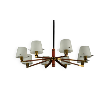 Lustre Stilnovo à 8 bras du milieu du siècle en opaline, laiton et laque rouge.