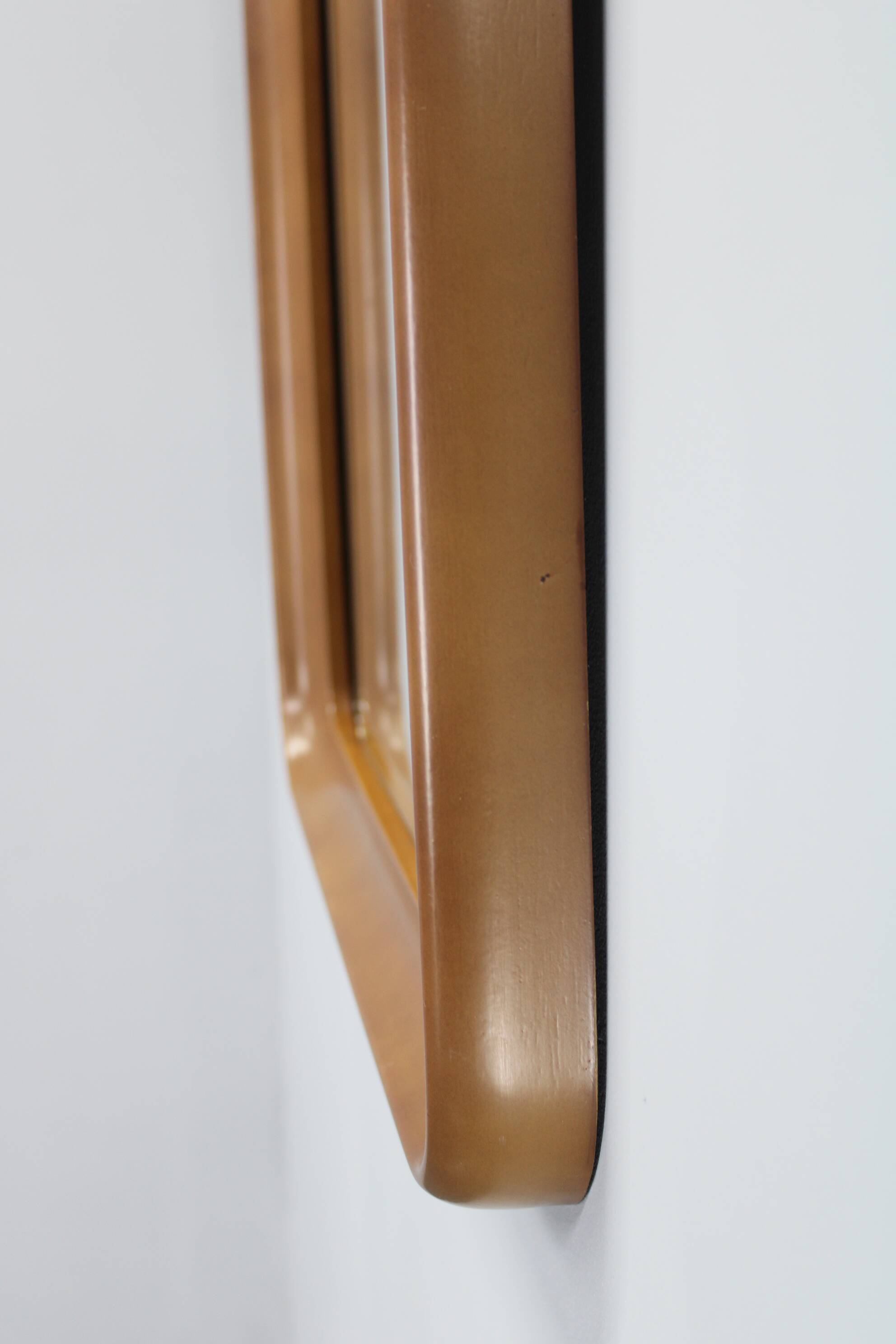 Miroir rectangulaire italien des années 1970 dans un cadre en bois