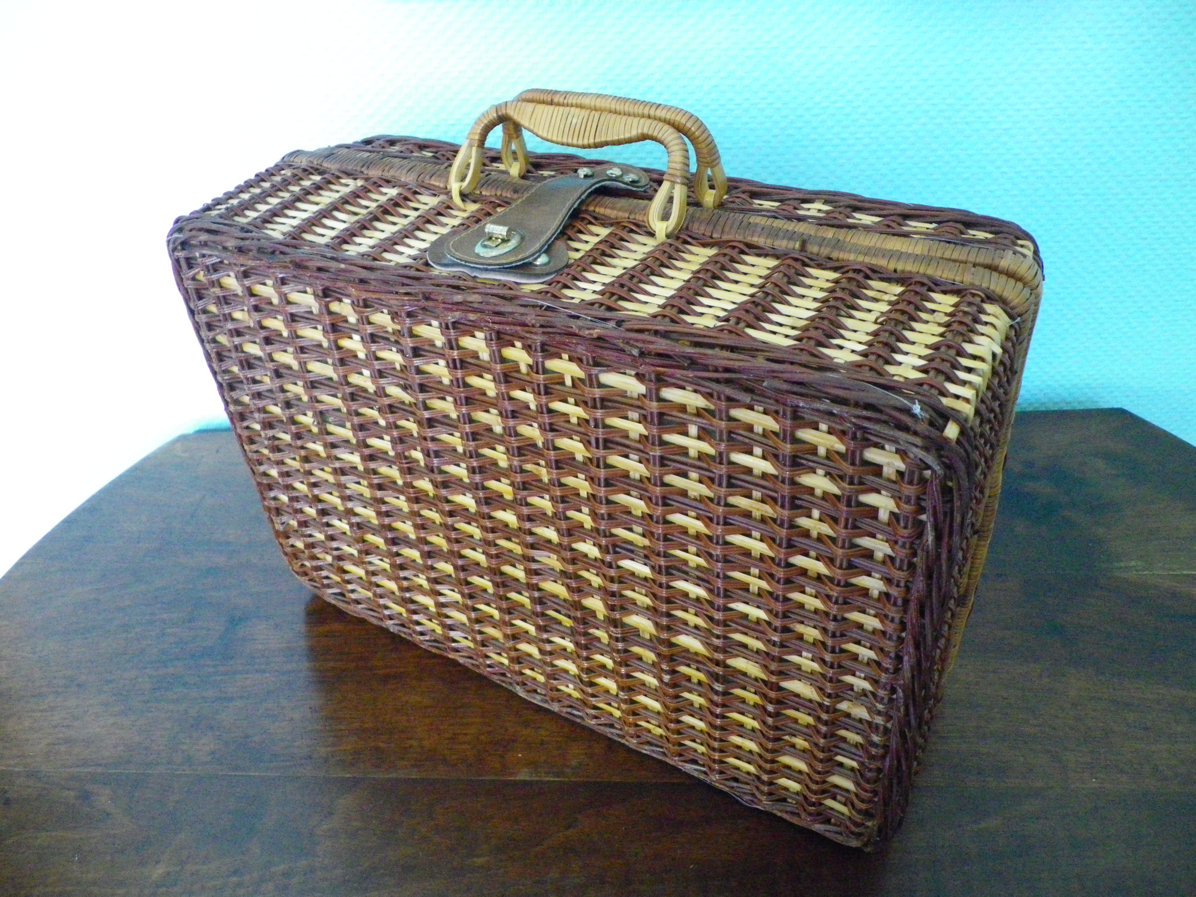 Picnic suitcase, braided wicker, 2 handles, leather closure