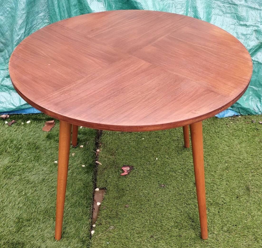 Round table resting on 4 unscrewable legs