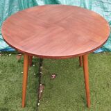 Round table resting on 4 unscrewable legs