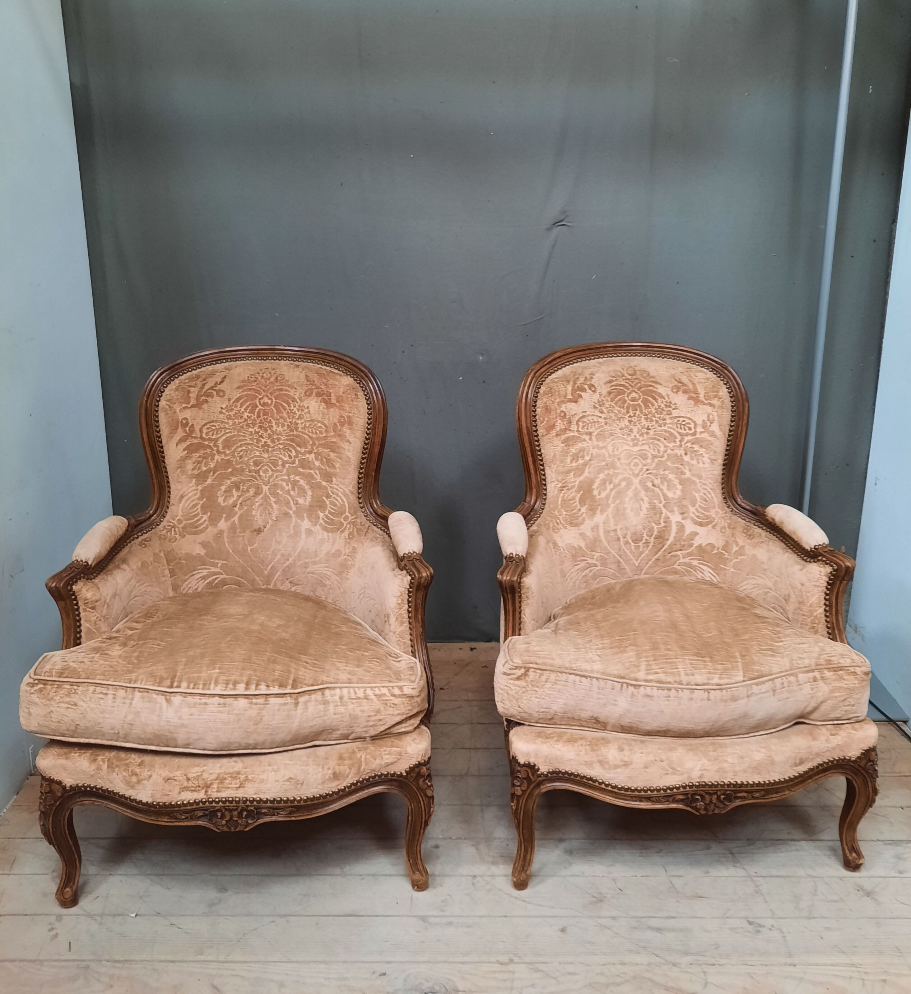 Paire de fauteuils de style Louis XV