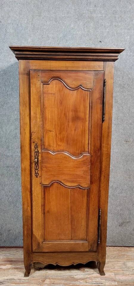 Armoire bonnetiére époque Louis XV en noyer vers 1780-1800