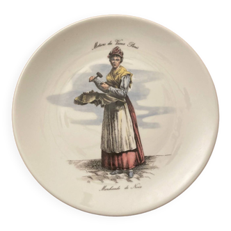 Assiette Marchande de Noix, en porcelaine de Chauvigny