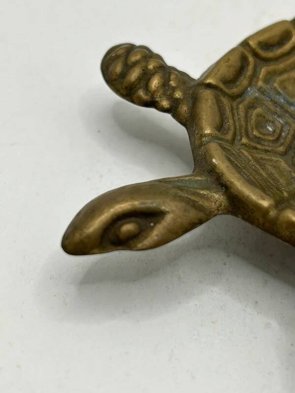 Vintage turtle ashtray in gilded brass, patinated animal-shaped catchall.