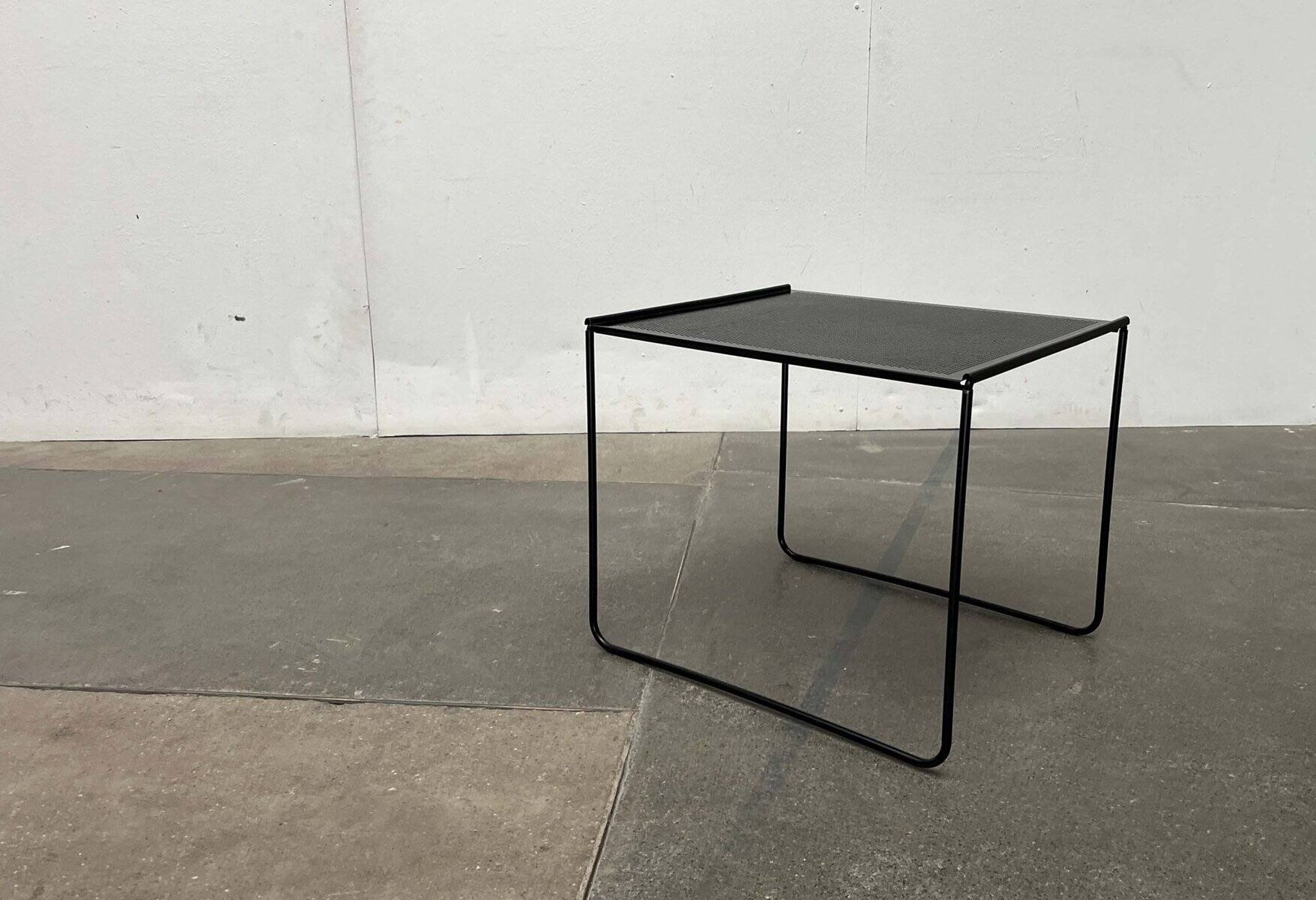 Table d'appoint postmoderne en métal perforé Ikea, années 1980