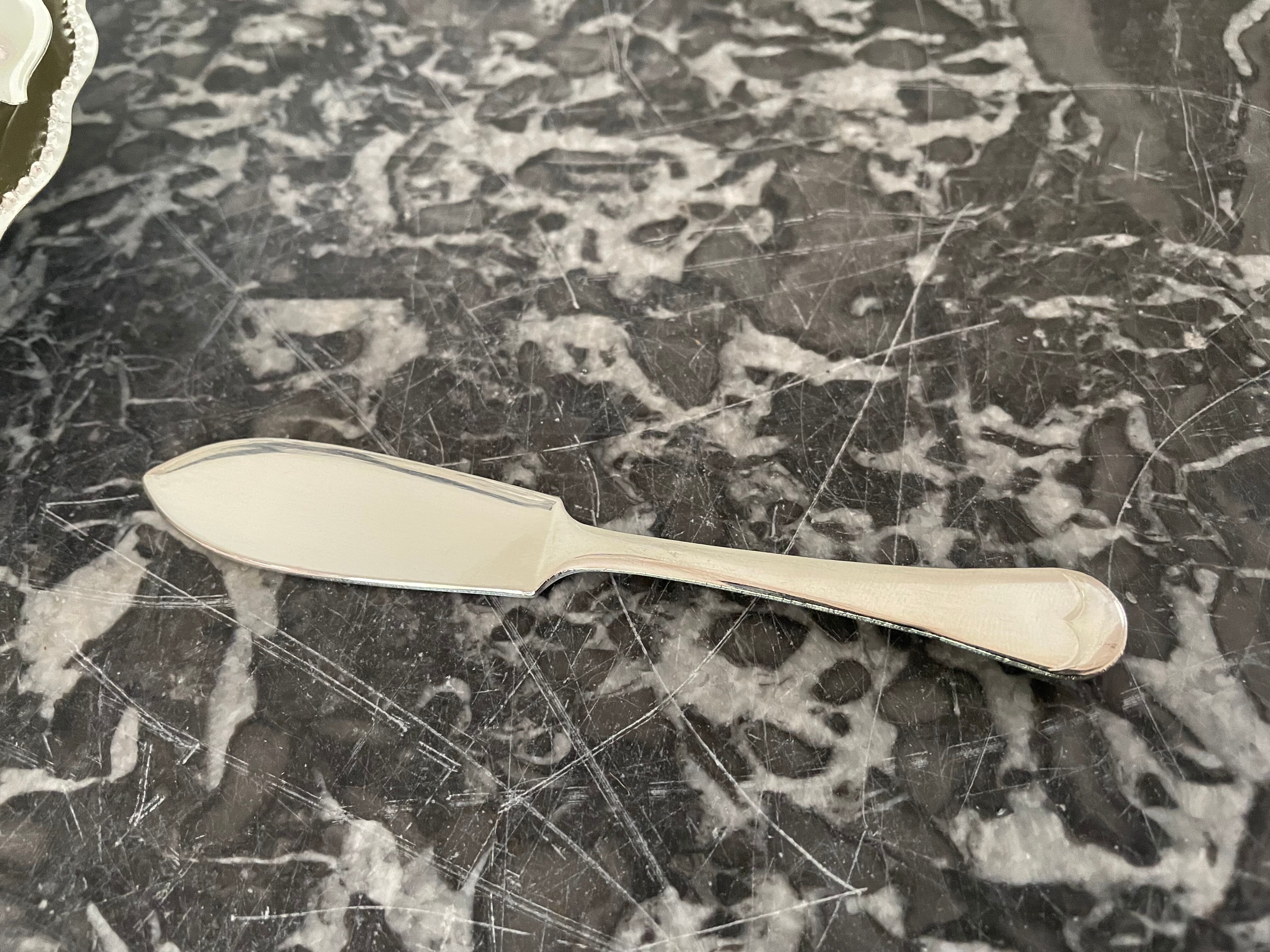 Shell-shaped metal butter dish