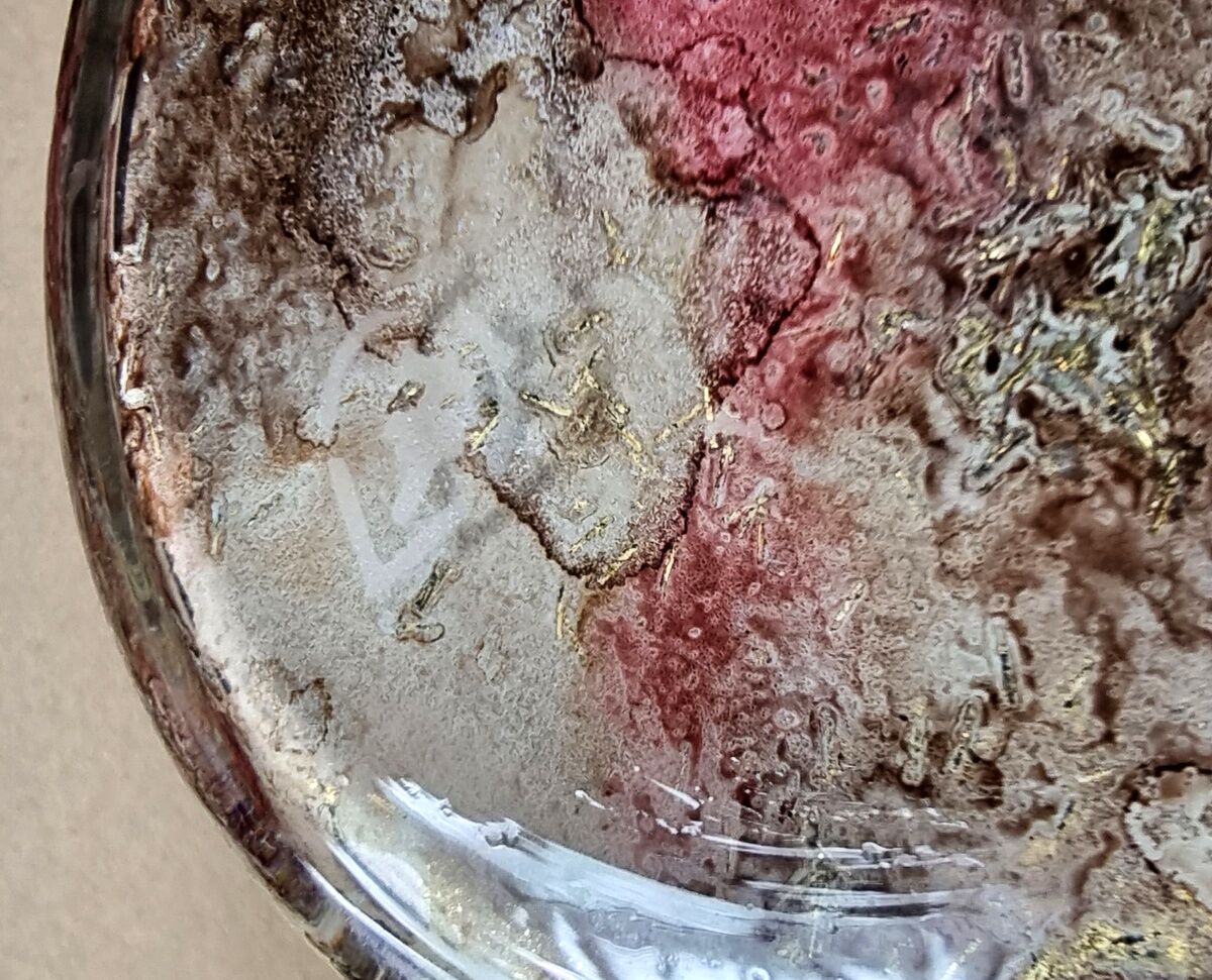 Line lacquered glass ball vase