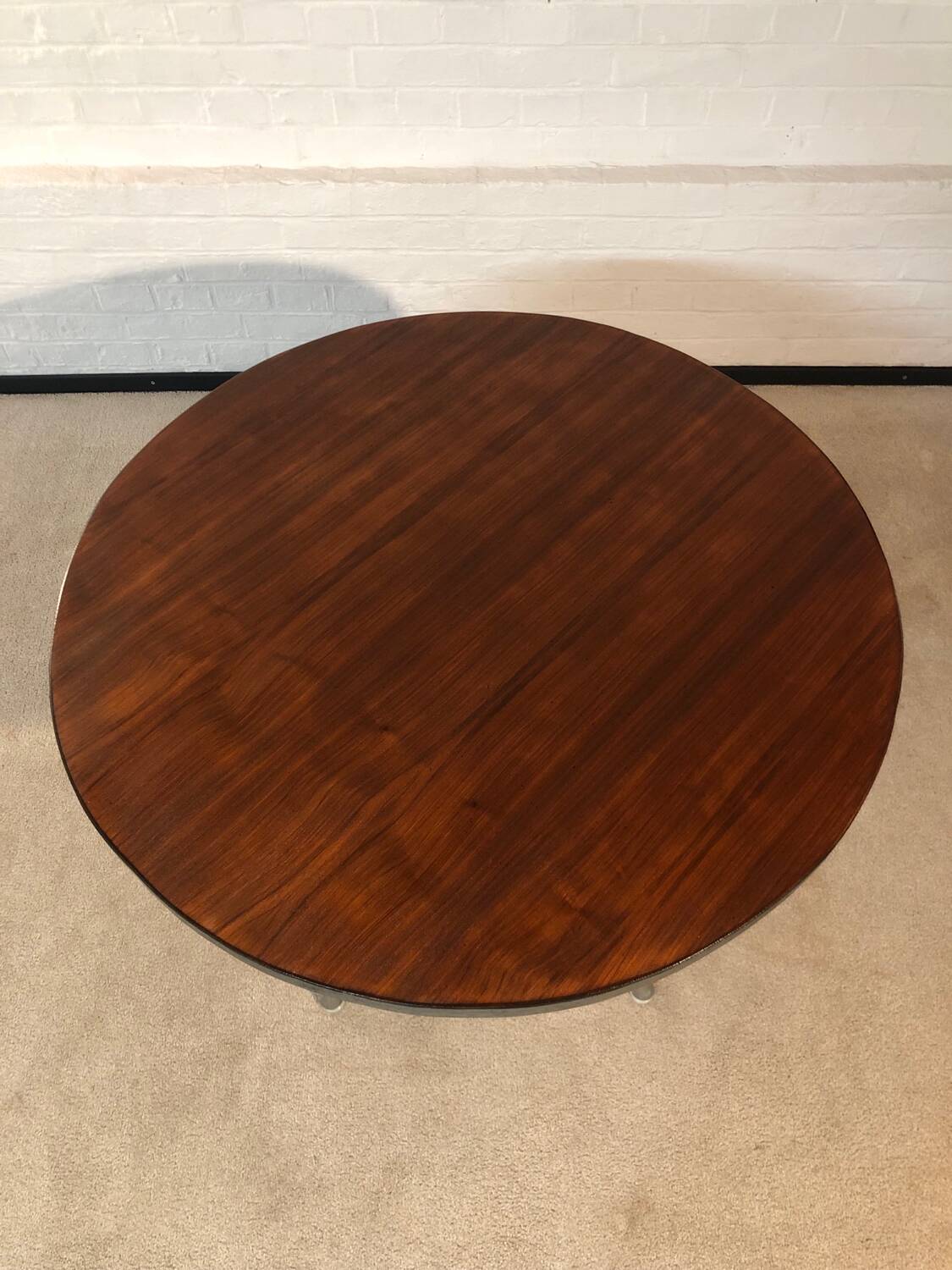 Round table by Eames for Mobilier International 1970